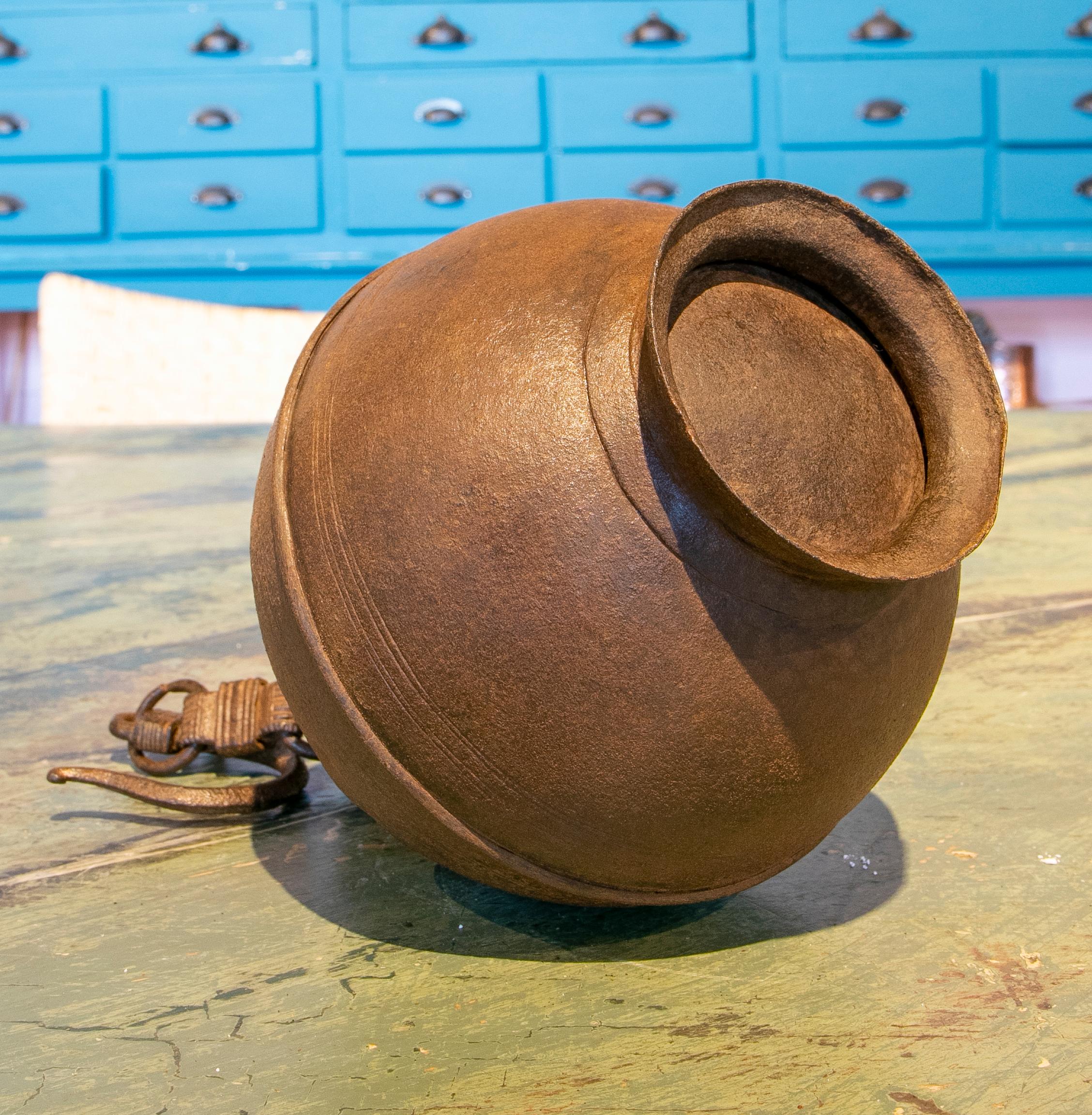Boîte en fer en forme de boule du 19ème siècle avec crochet à accrocher et serrure en vente 1