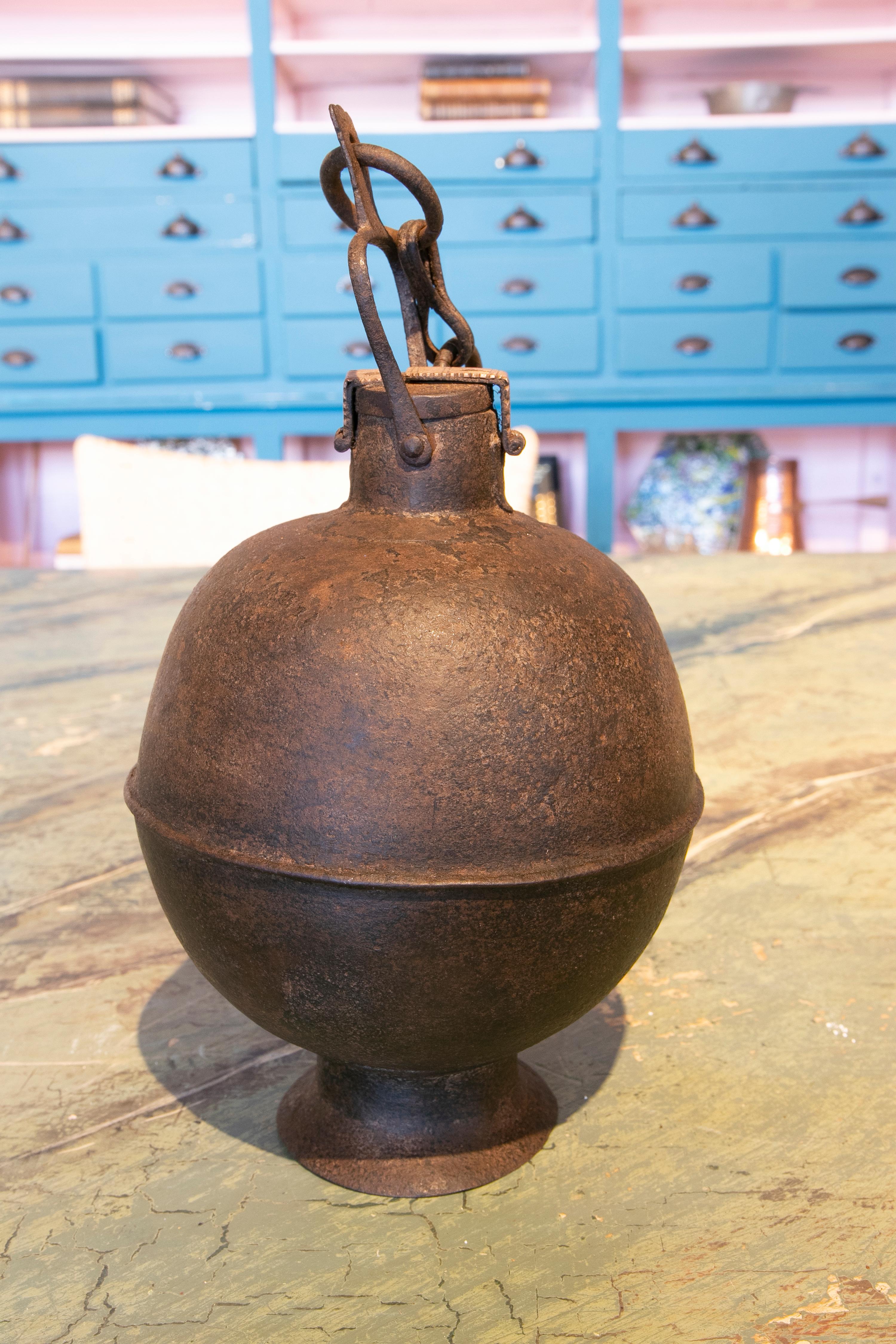 Boîte en fer en forme de boule du 19ème siècle avec crochet à accrocher et serrure en vente 1
