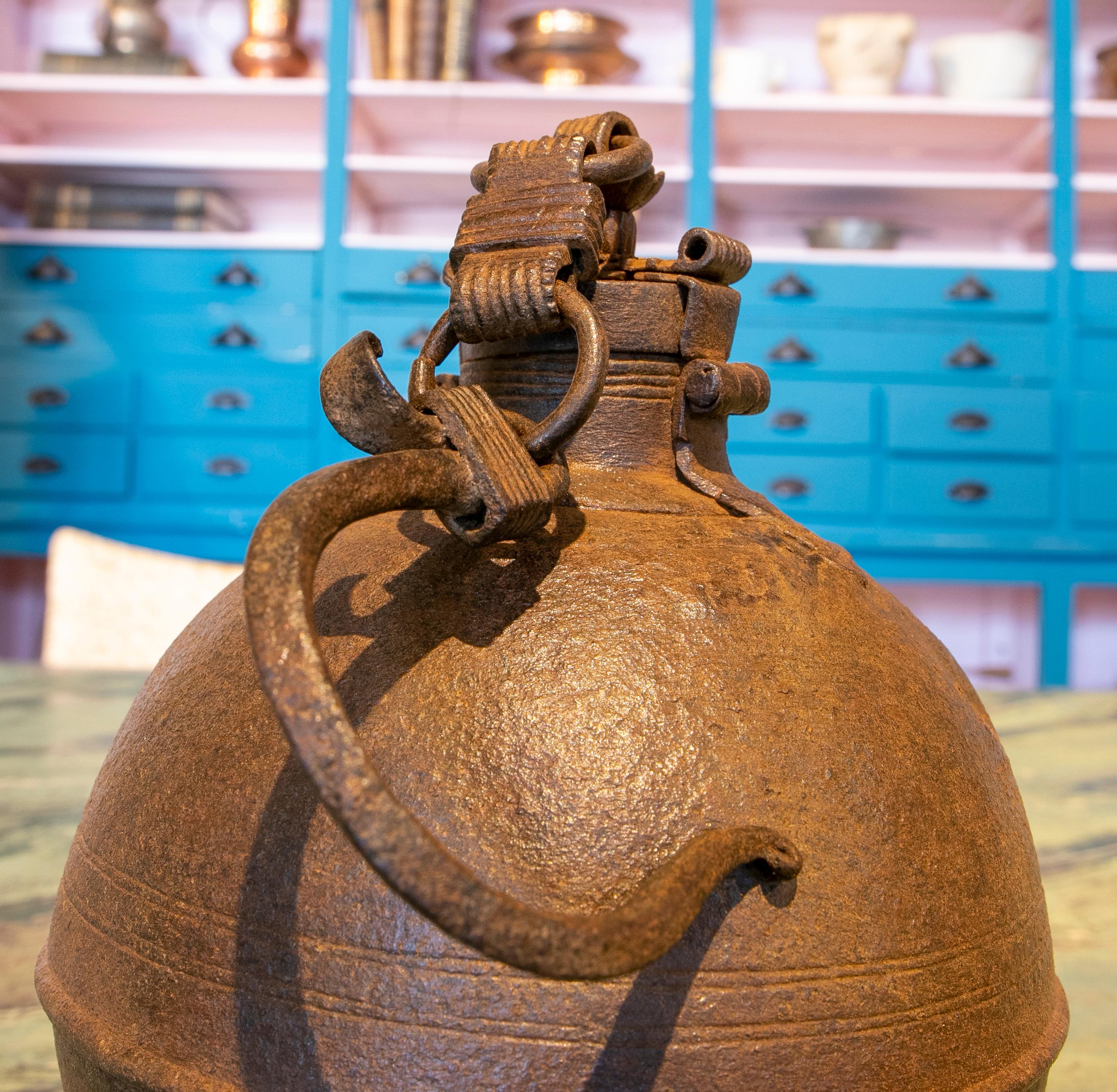 Boîte en fer en forme de boule du 19ème siècle avec crochet à accrocher et serrure en vente 2