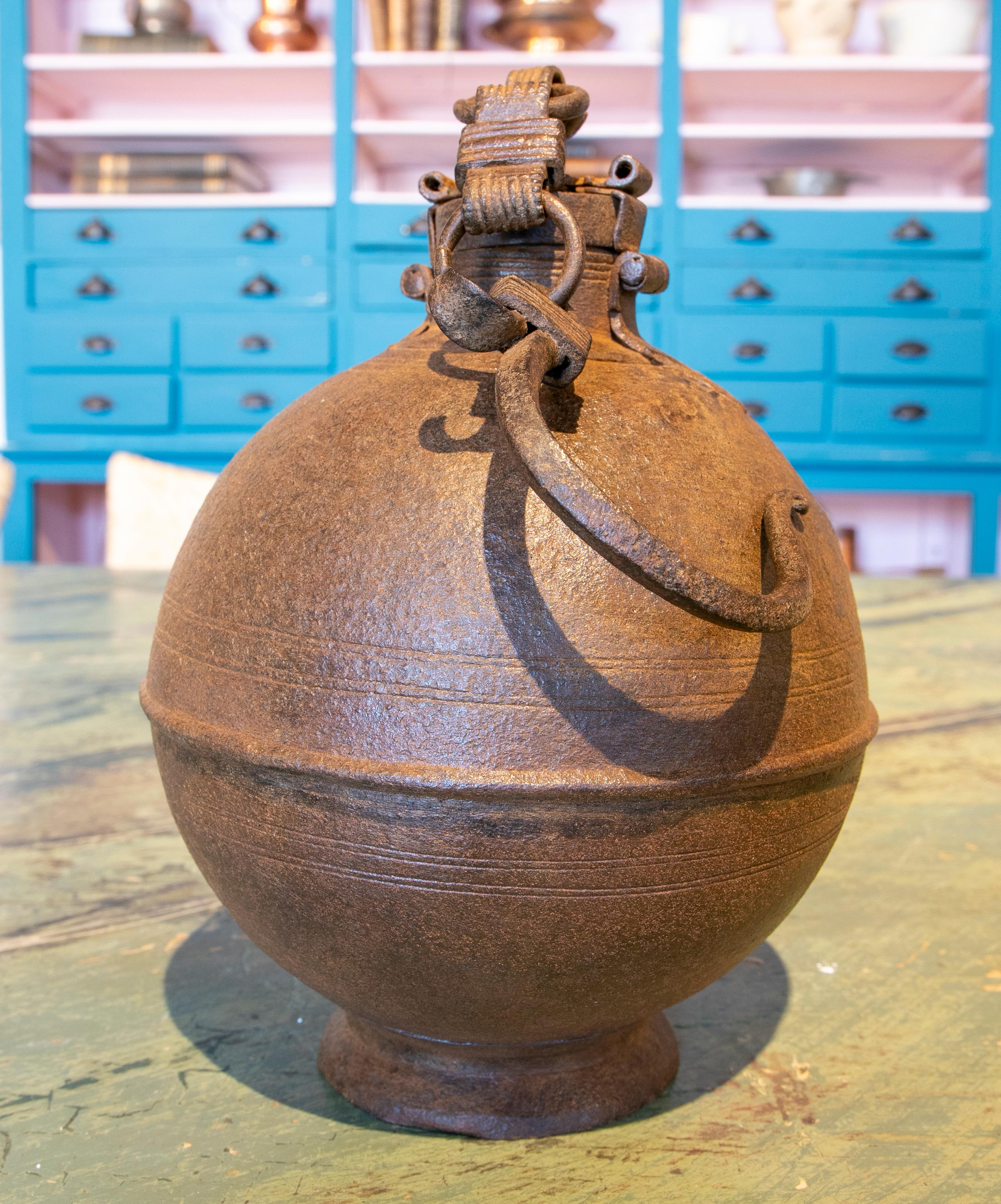 Boîte en fer en forme de boule du 19ème siècle avec crochet à accrocher et serrure en vente 3