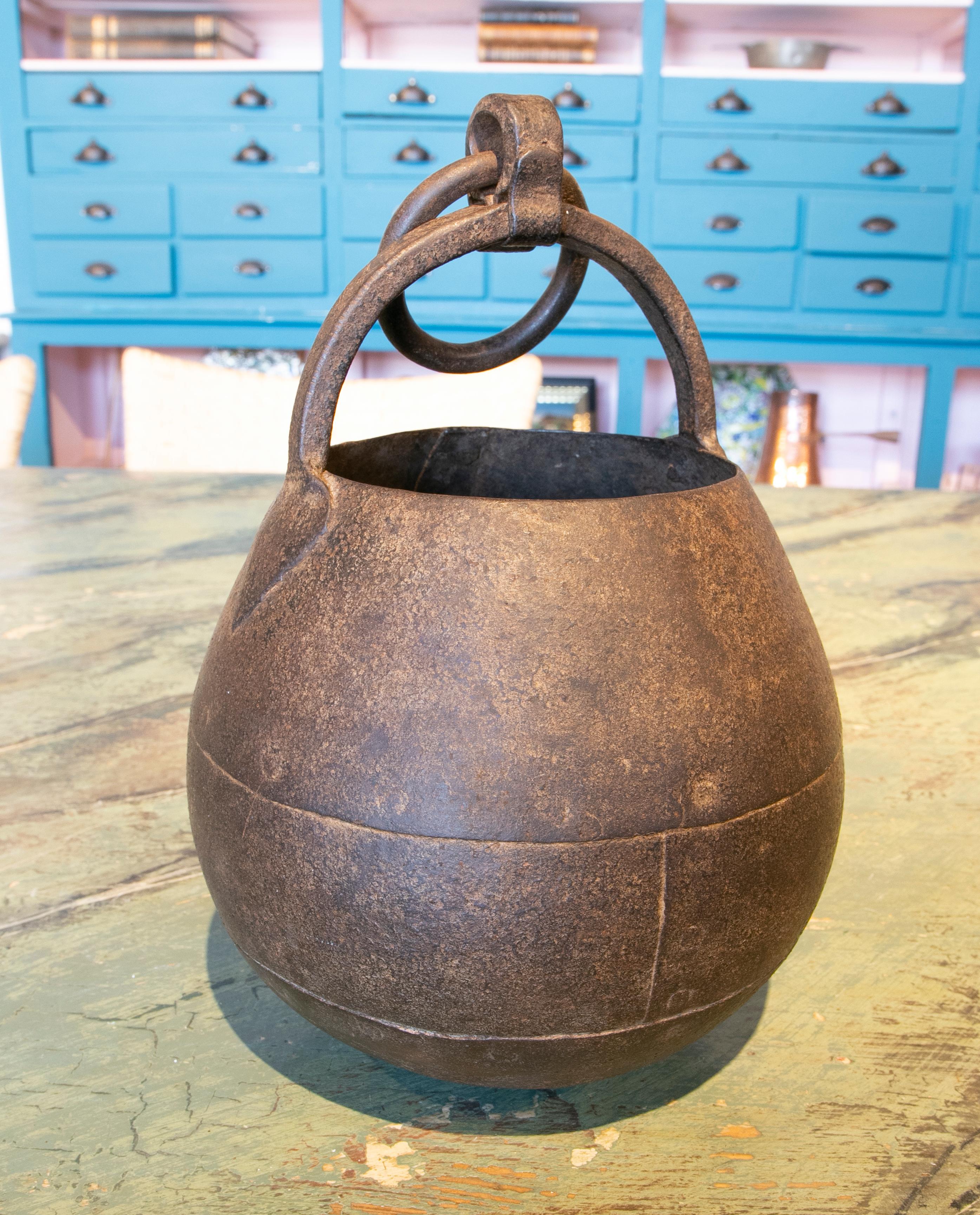 XIXe siècle Boîte en fer en forme de boule du 19ème siècle avec crochet pour suspendre en vente