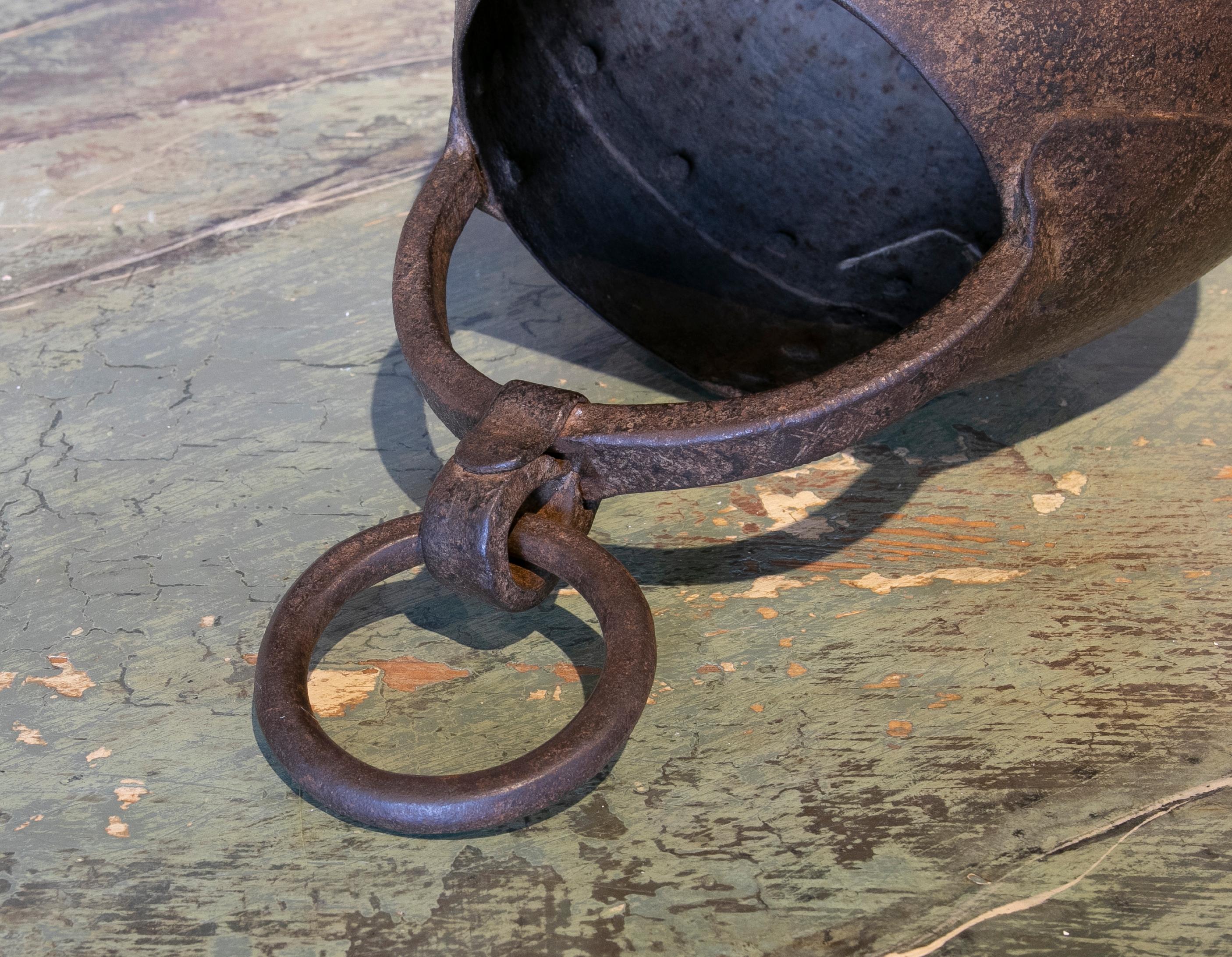 Boîte en fer en forme de boule du 19ème siècle avec crochet pour suspendre en vente 1