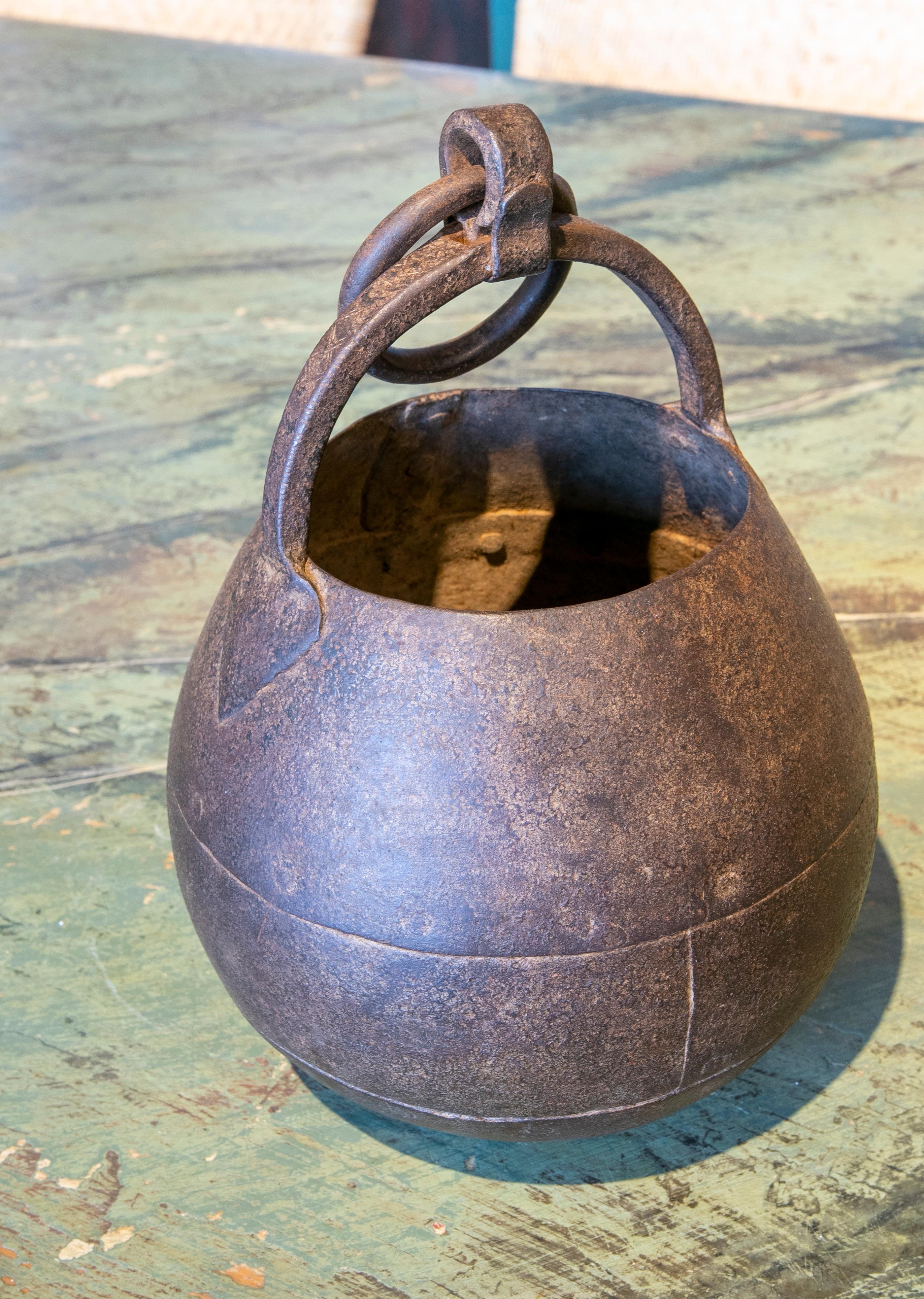 Boîte en fer en forme de boule du 19ème siècle avec crochet pour suspendre en vente 2