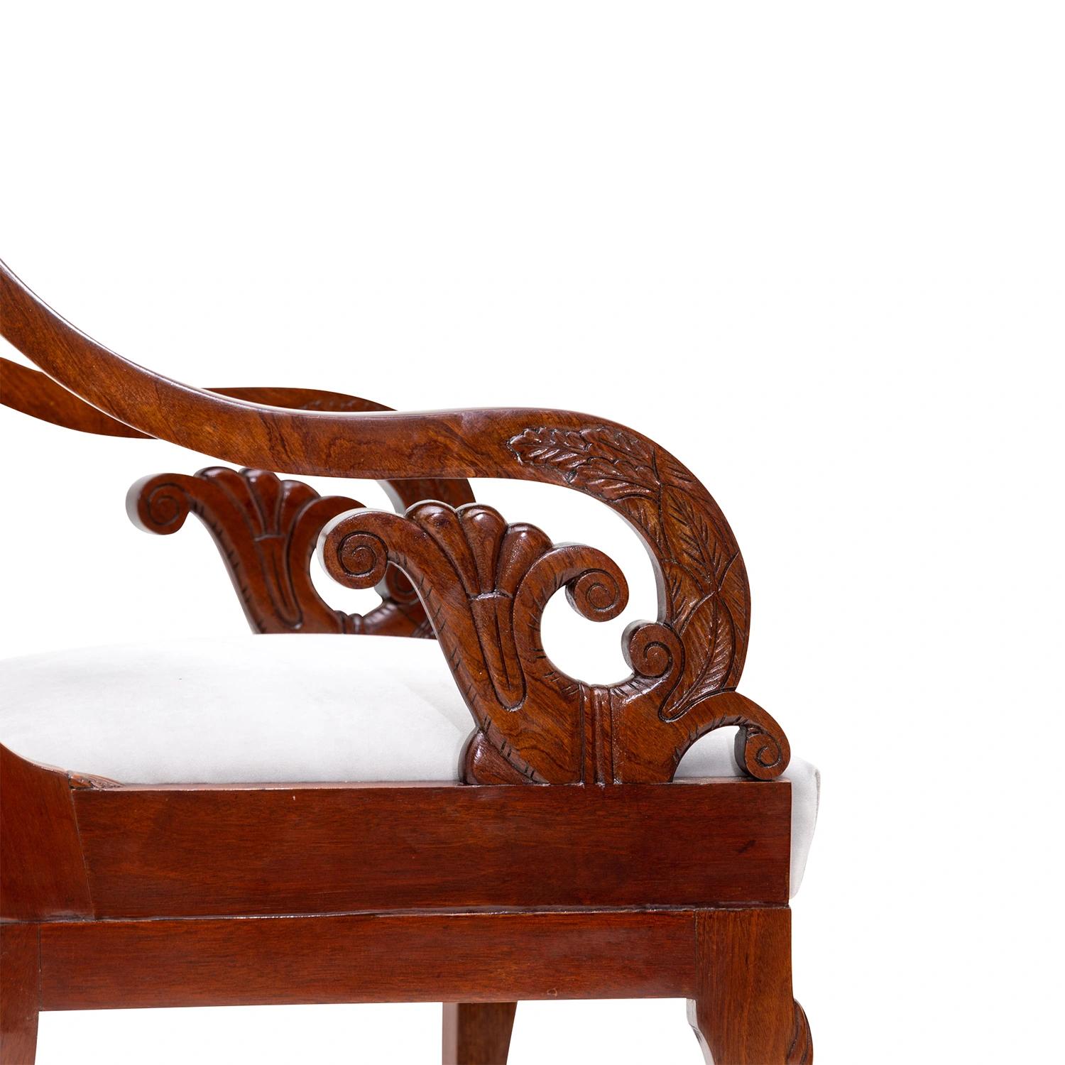 Siglo XIX Báltico Biedermeier Pareja de sillones antiguos de caoba pulida en venta 5