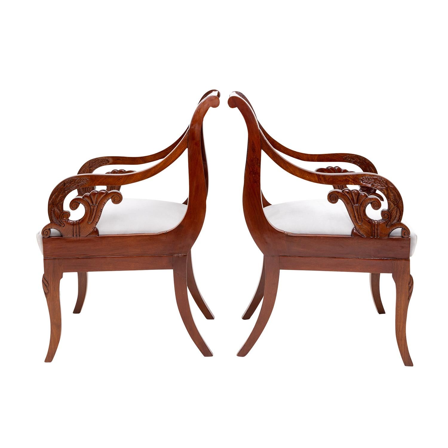 19th Century Baltic Biedermeier Pair of Antique Polished Mahogany Armchairs In Good Condition For Sale In West Palm Beach, FL
