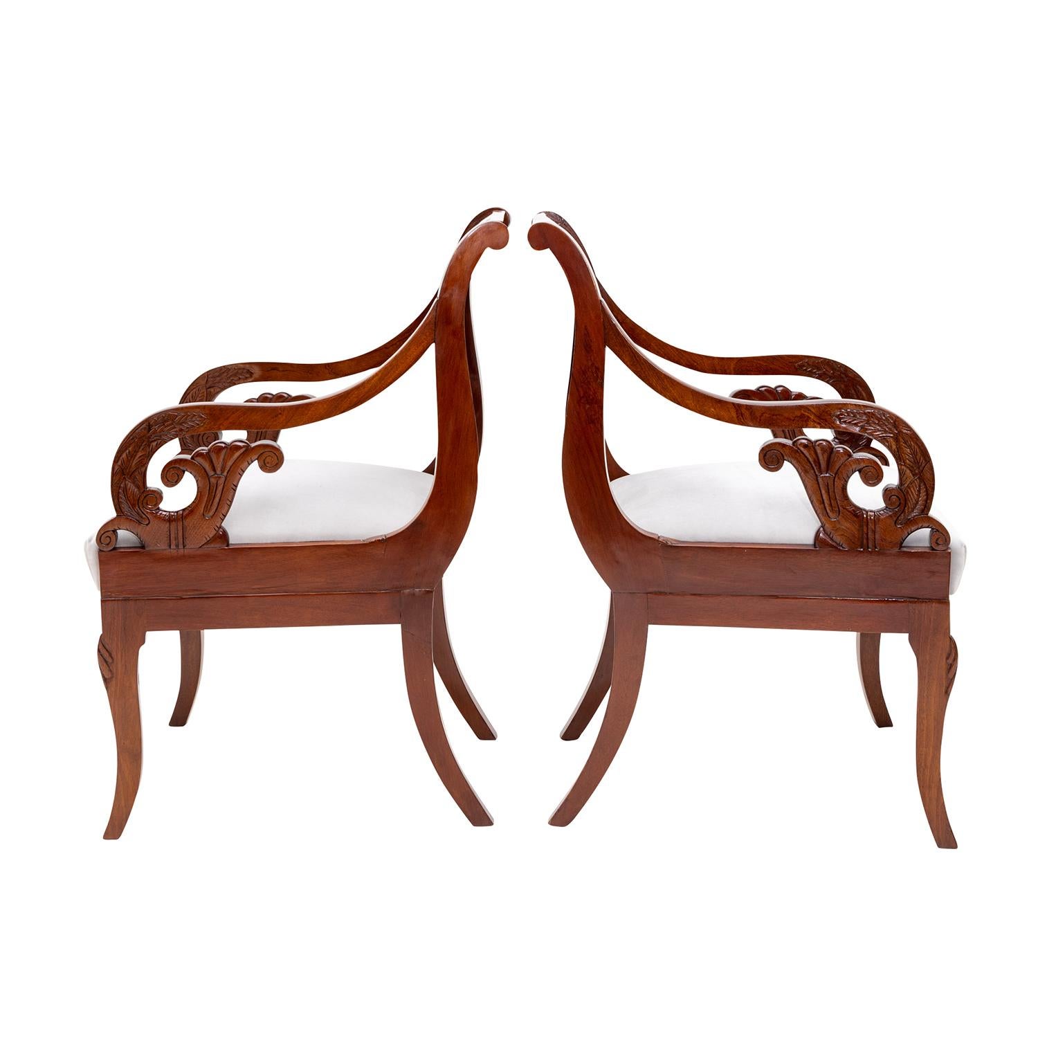 Siglo XIX Báltico Biedermeier Pareja de sillones antiguos de caoba pulida Tallado a mano en venta