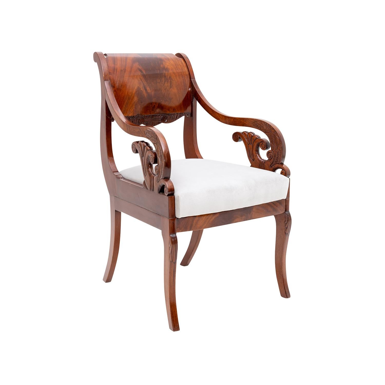 Siglo XIX Báltico Biedermeier Pareja de sillones antiguos de caoba pulida siglo XIX en venta