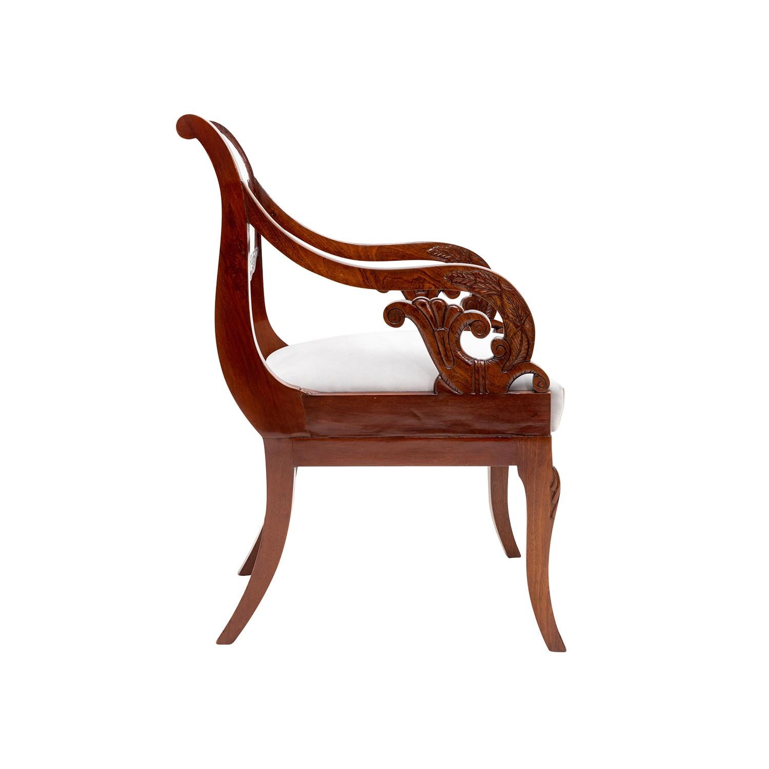 Siglo XIX Báltico Biedermeier Pareja de sillones antiguos de caoba pulida en venta 1