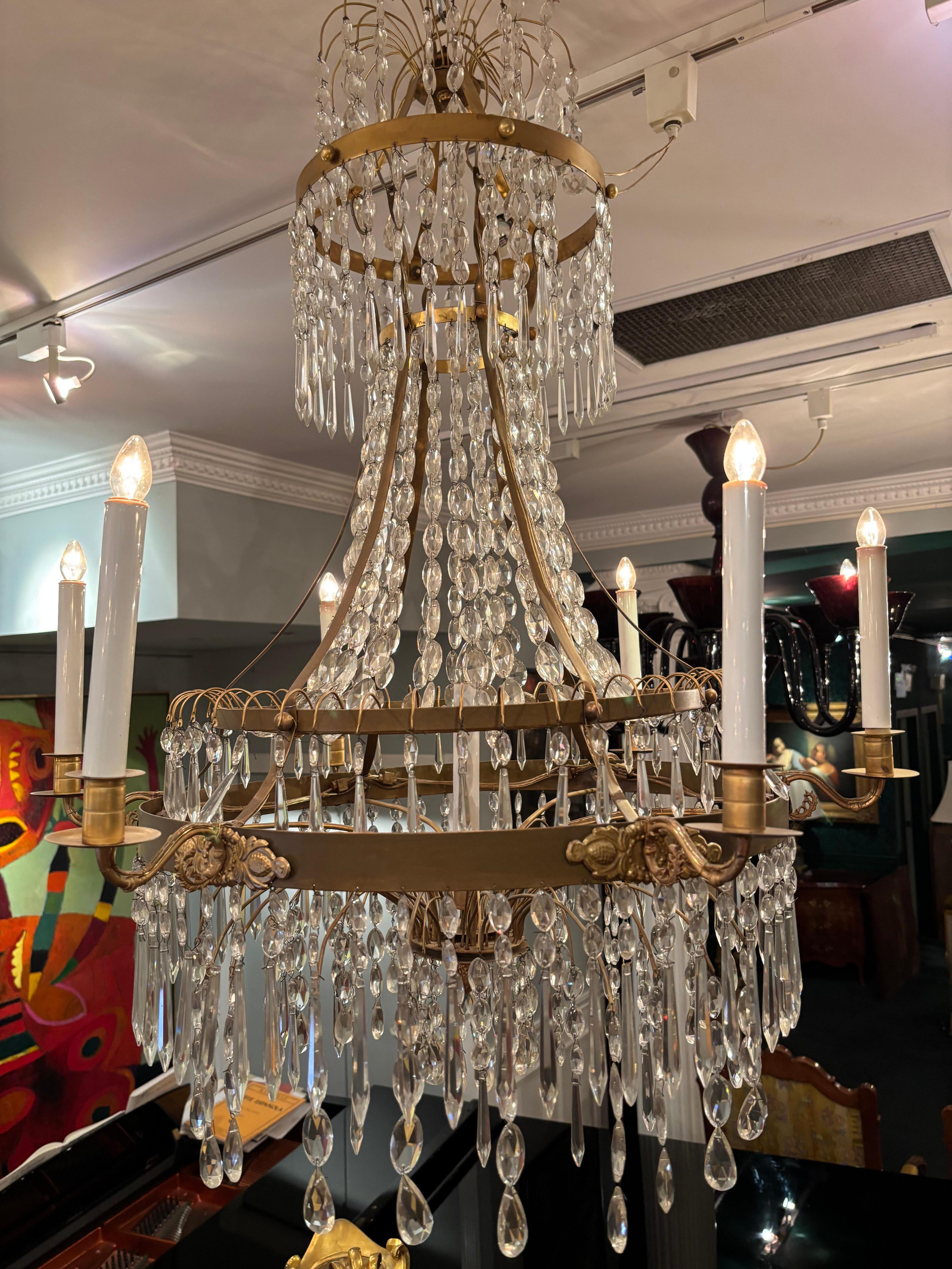 Lampadario in cristallo e ottone in stile neoclassico baltico del XIX secolo in vendita 3