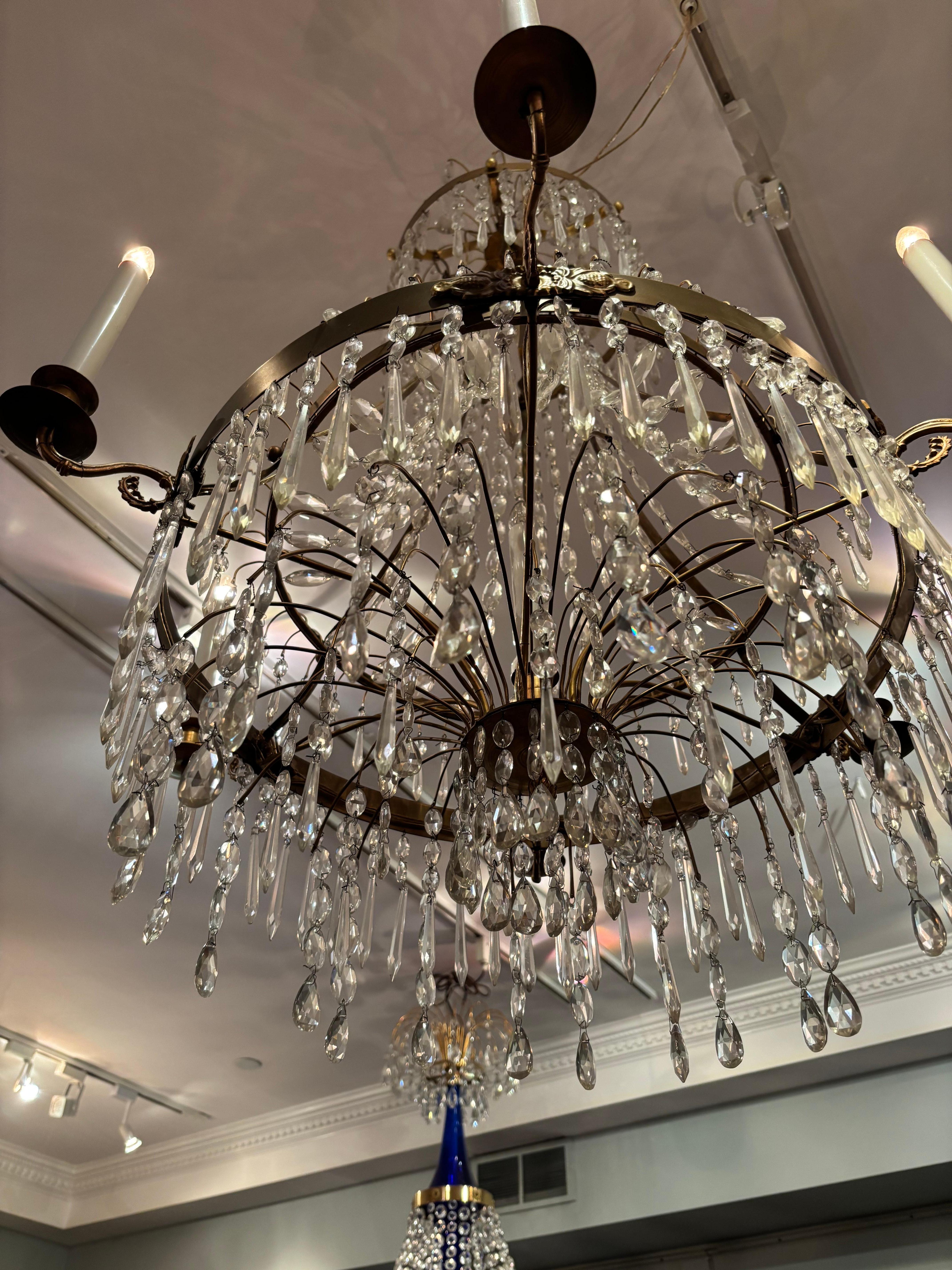 Lampadario in cristallo e ottone in stile neoclassico baltico del XIX secolo in vendita 4