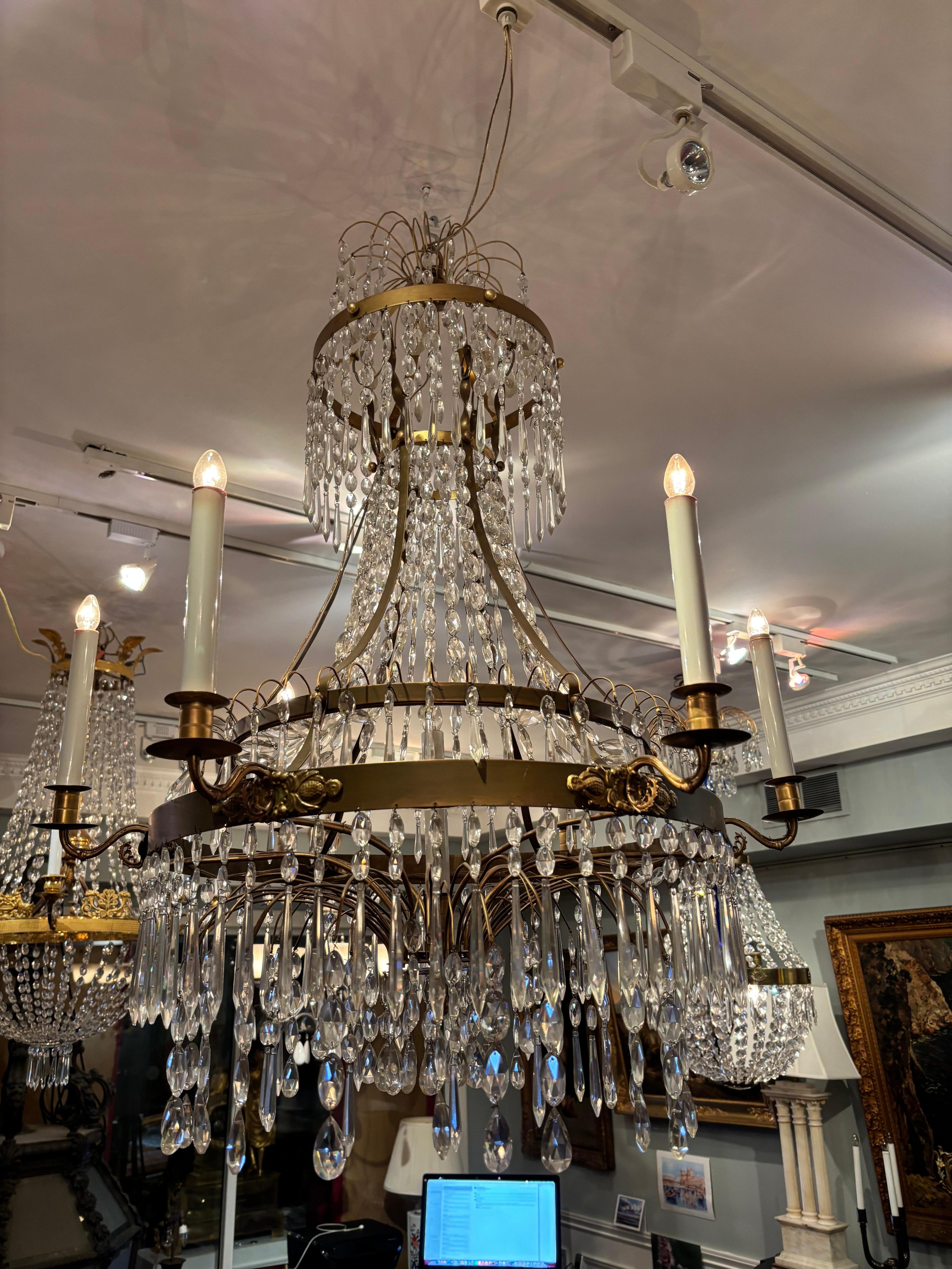 Lampadario in cristallo e ottone in stile neoclassico baltico del XIX secolo in vendita 7