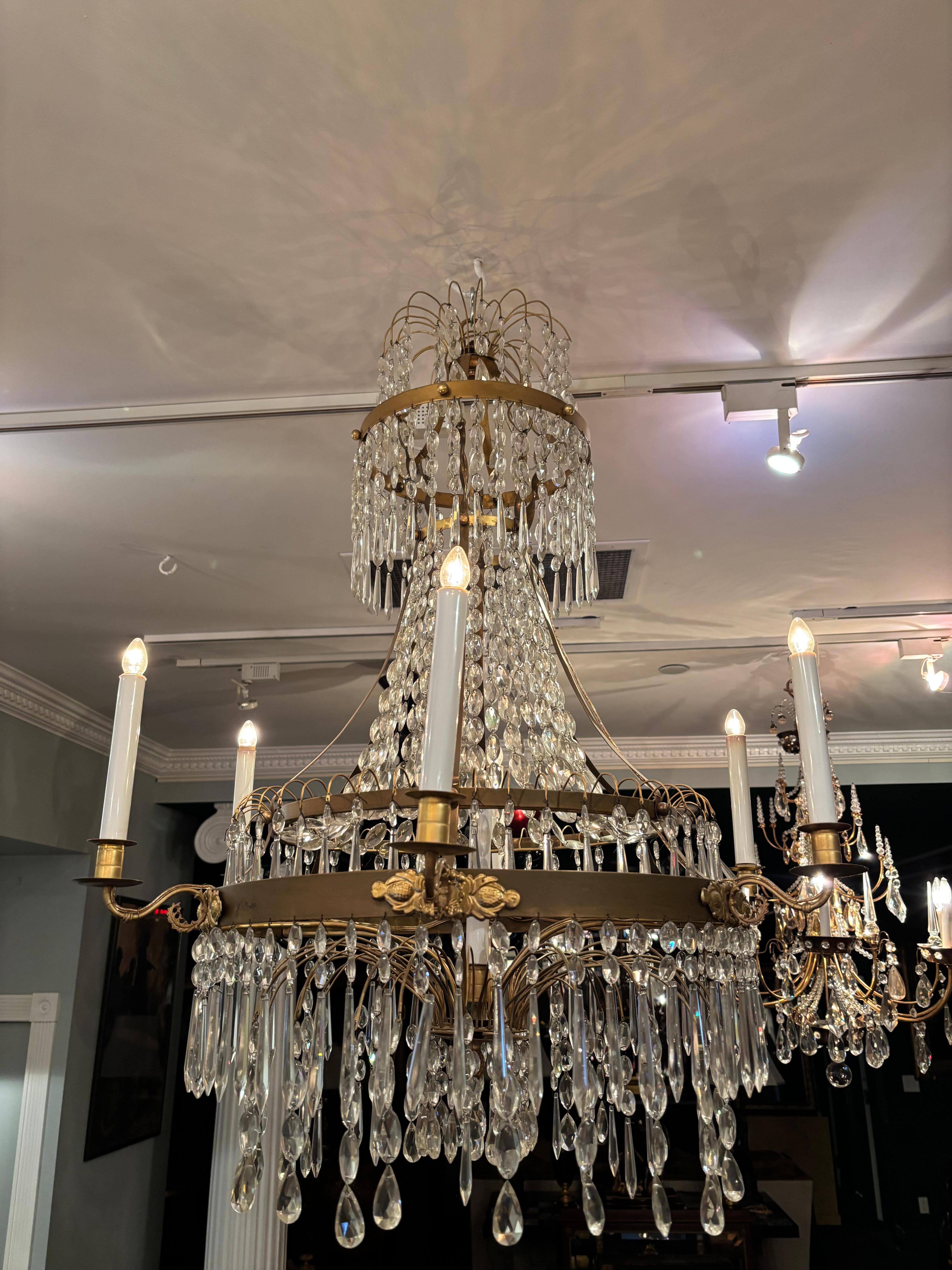 Lampadario in cristallo e ottone in stile neoclassico baltico del XIX secolo in vendita 8