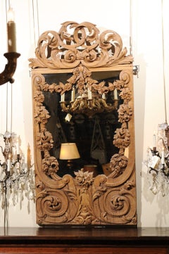 Miroir en chêne de la région baltique du XIXe siècle avec crête percée et motif de volutes