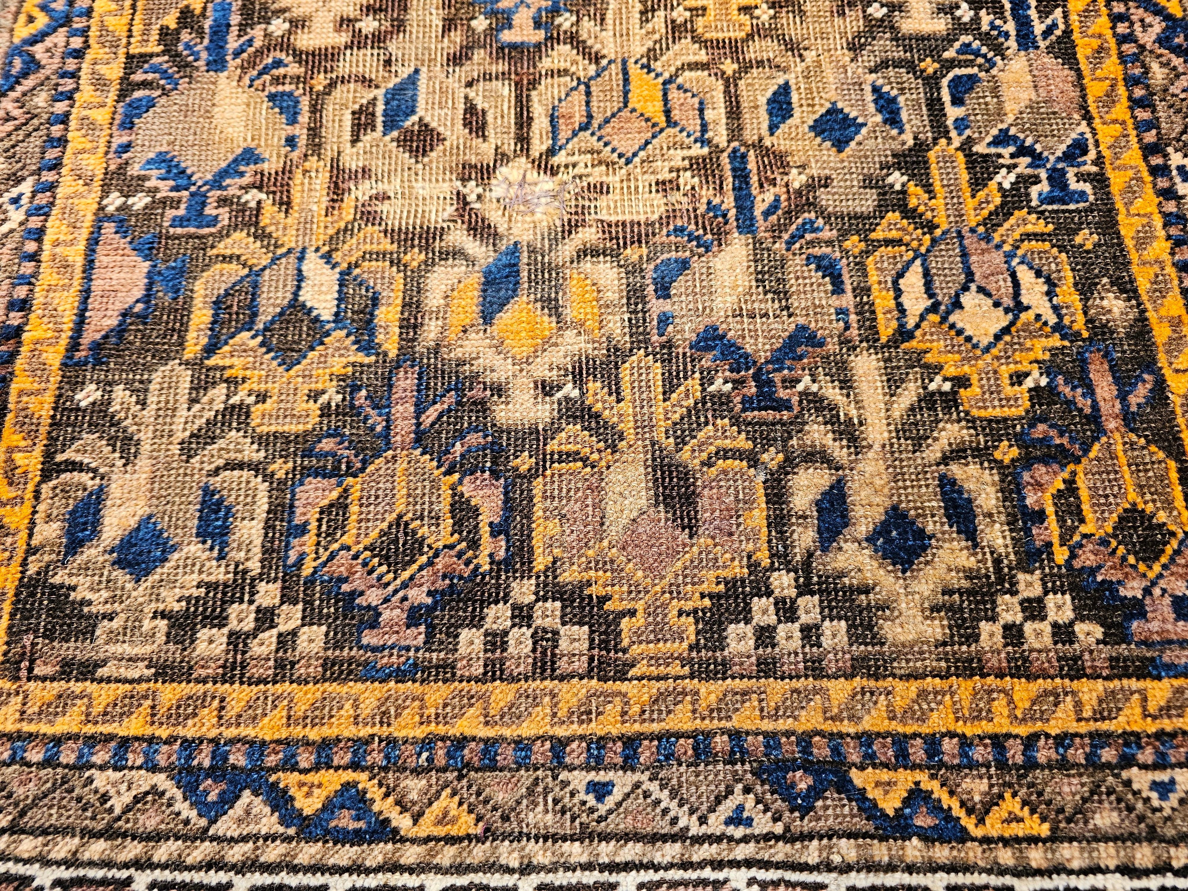 Tapis tribal Baluch du 19e siècle à motif géométrique all over en Brown, Tan en vente 3