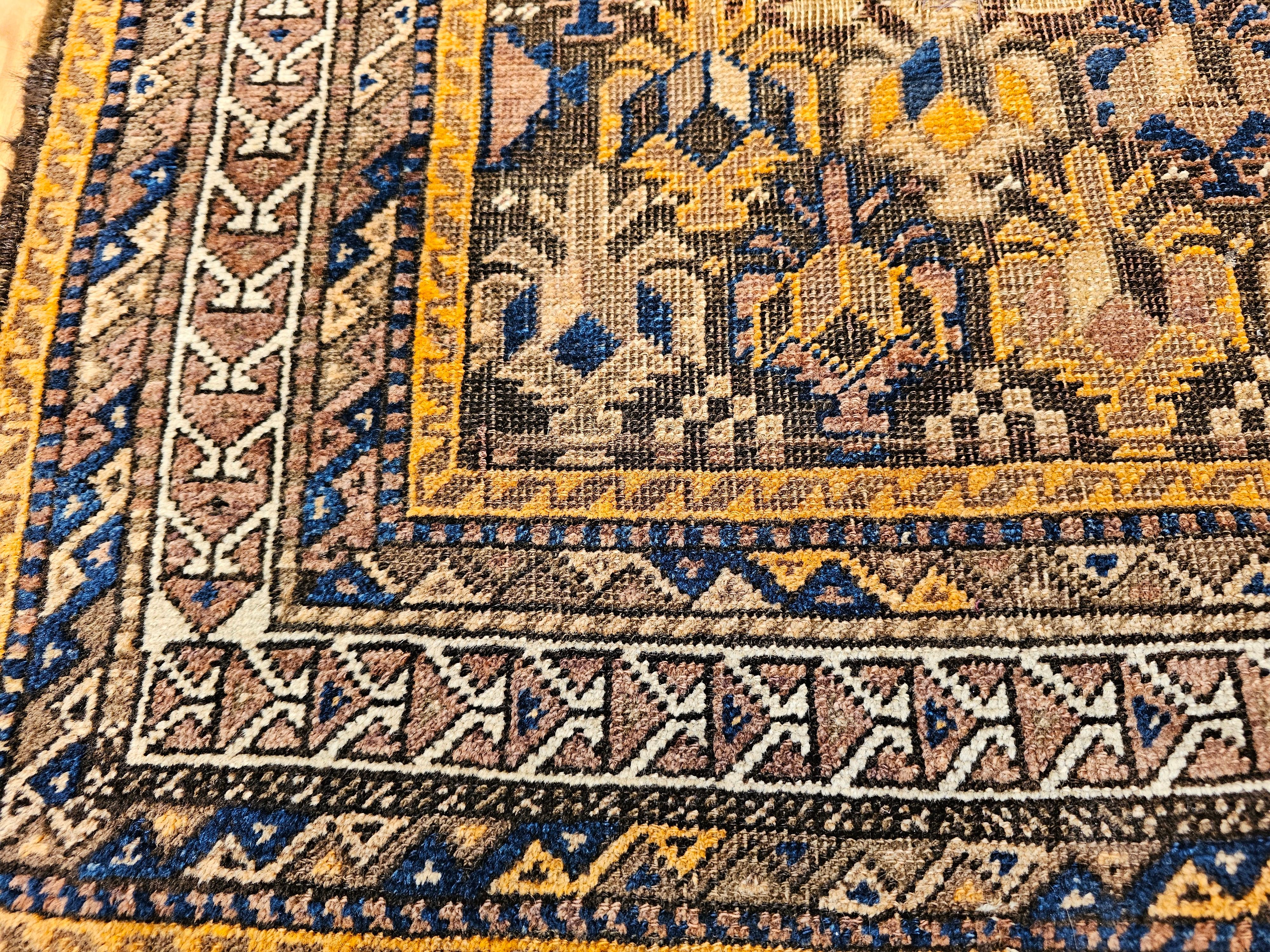 Tapis tribal Baluch du 19e siècle à motif géométrique all over en Brown, Tan en vente 4