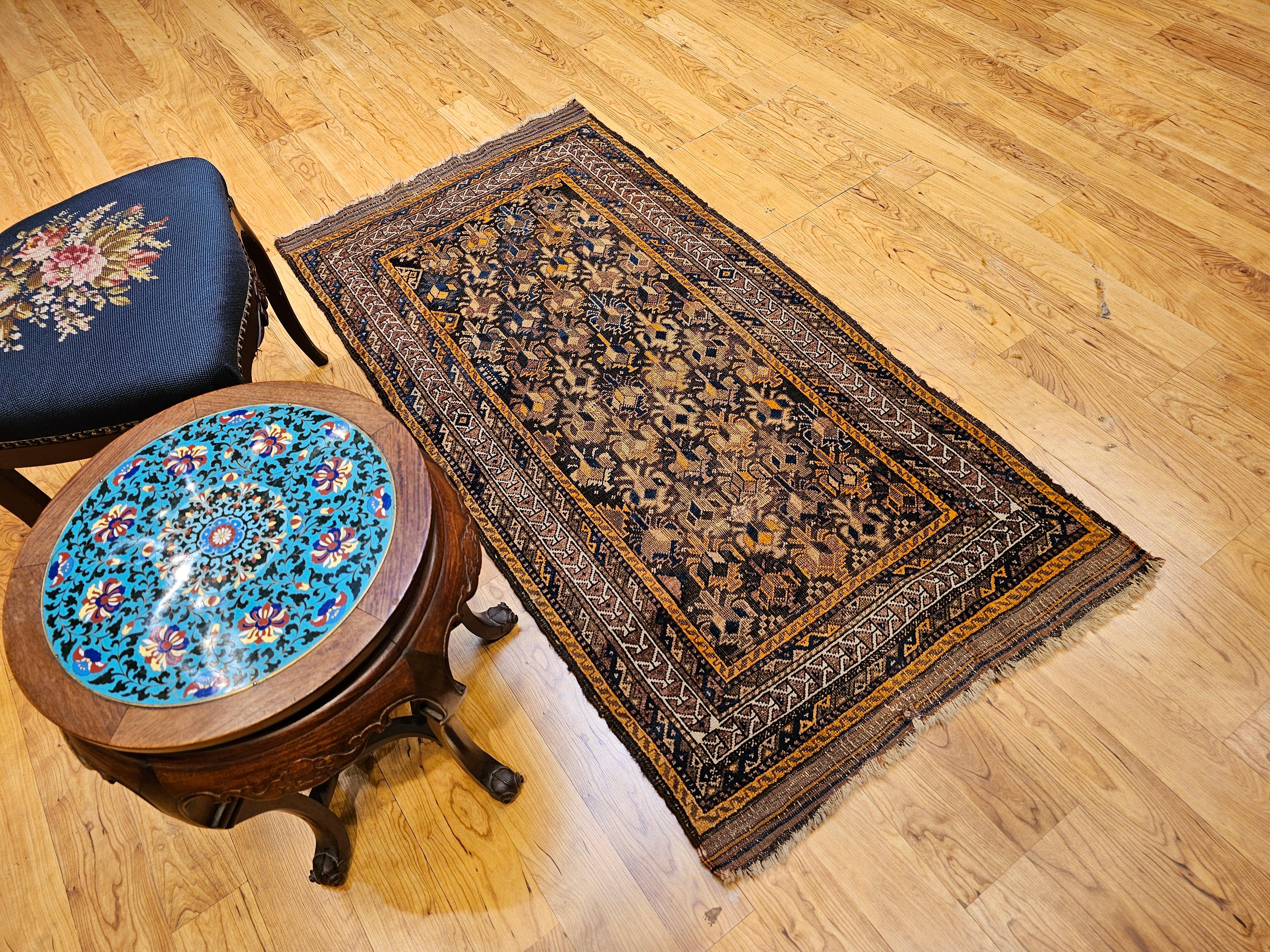 Tapis tribal Baluch du 19e siècle à motif géométrique all over en Brown, Tan en vente 8