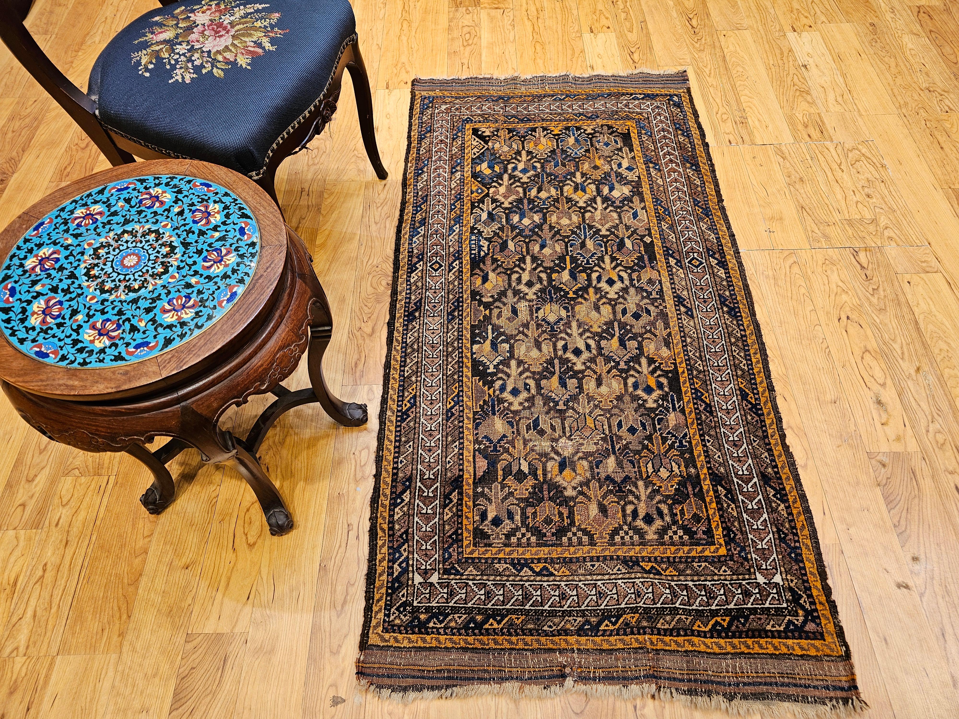 Tapis tribal Baluch du 19e siècle à motif géométrique all over en Brown, Tan en vente 9