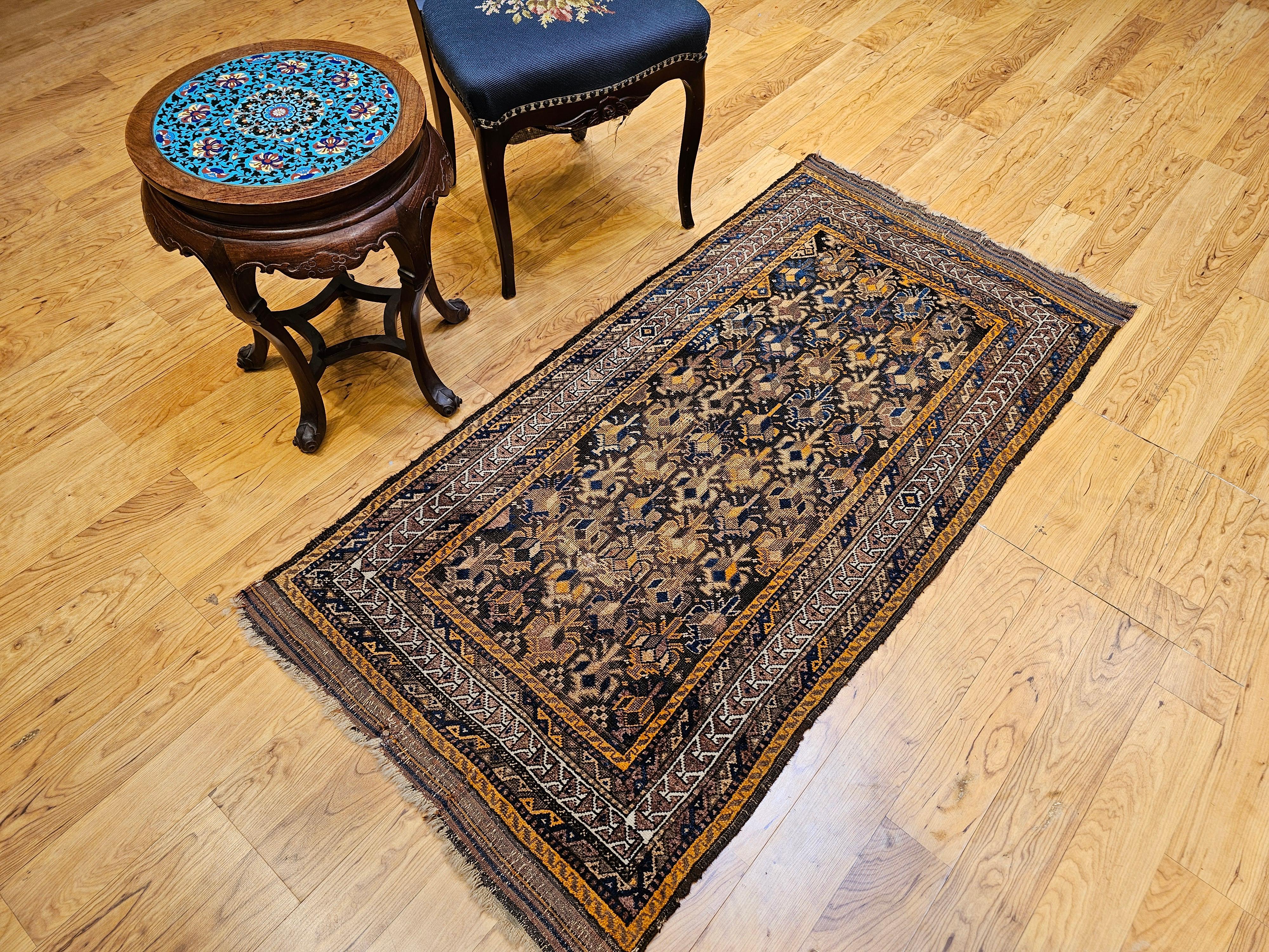 Tapis tribal Baluch du 19e siècle à motif géométrique all over en Brown, Tan en vente 10