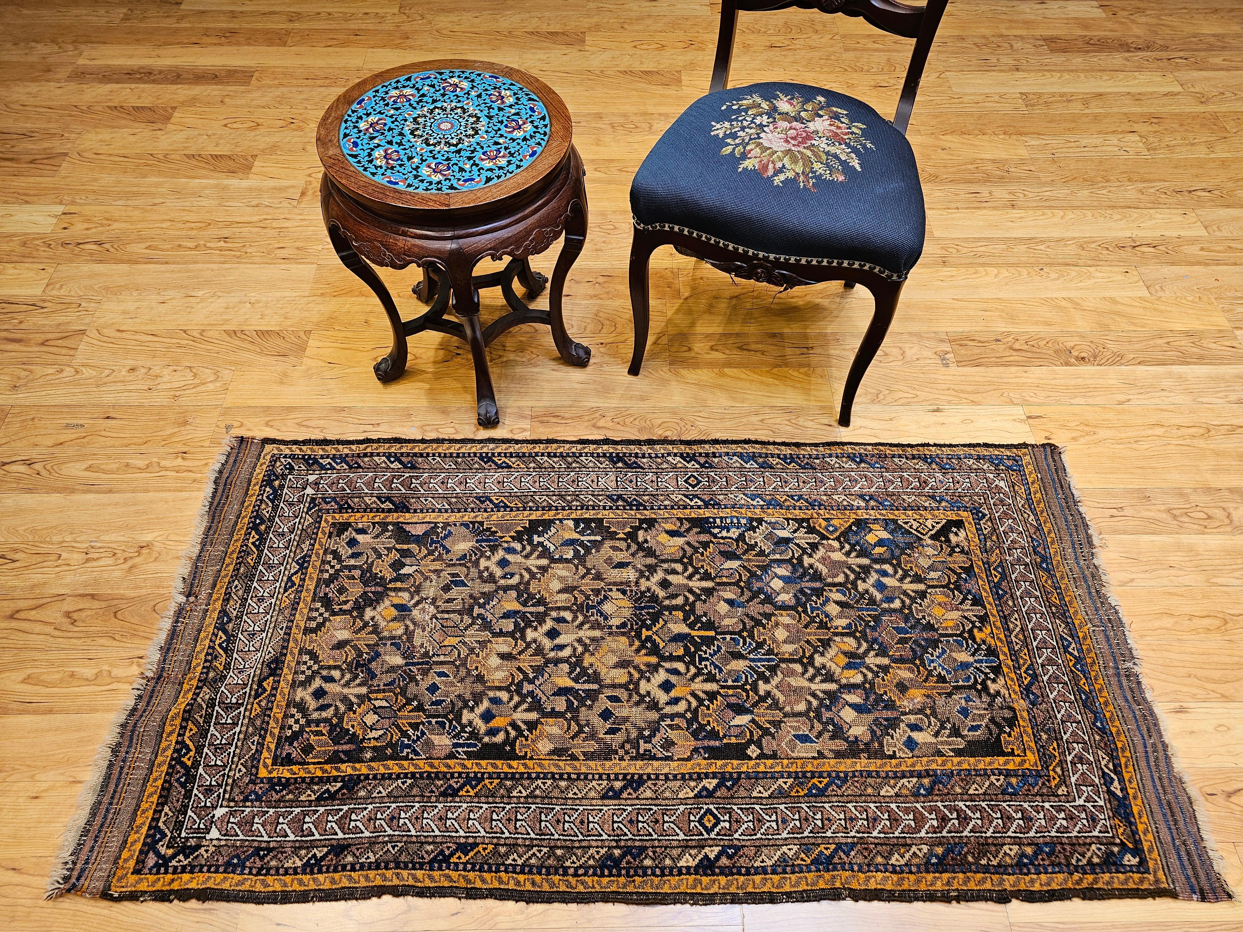 Tapis tribal Baluch du 19e siècle à motif géométrique all over en Brown, Tan en vente 11