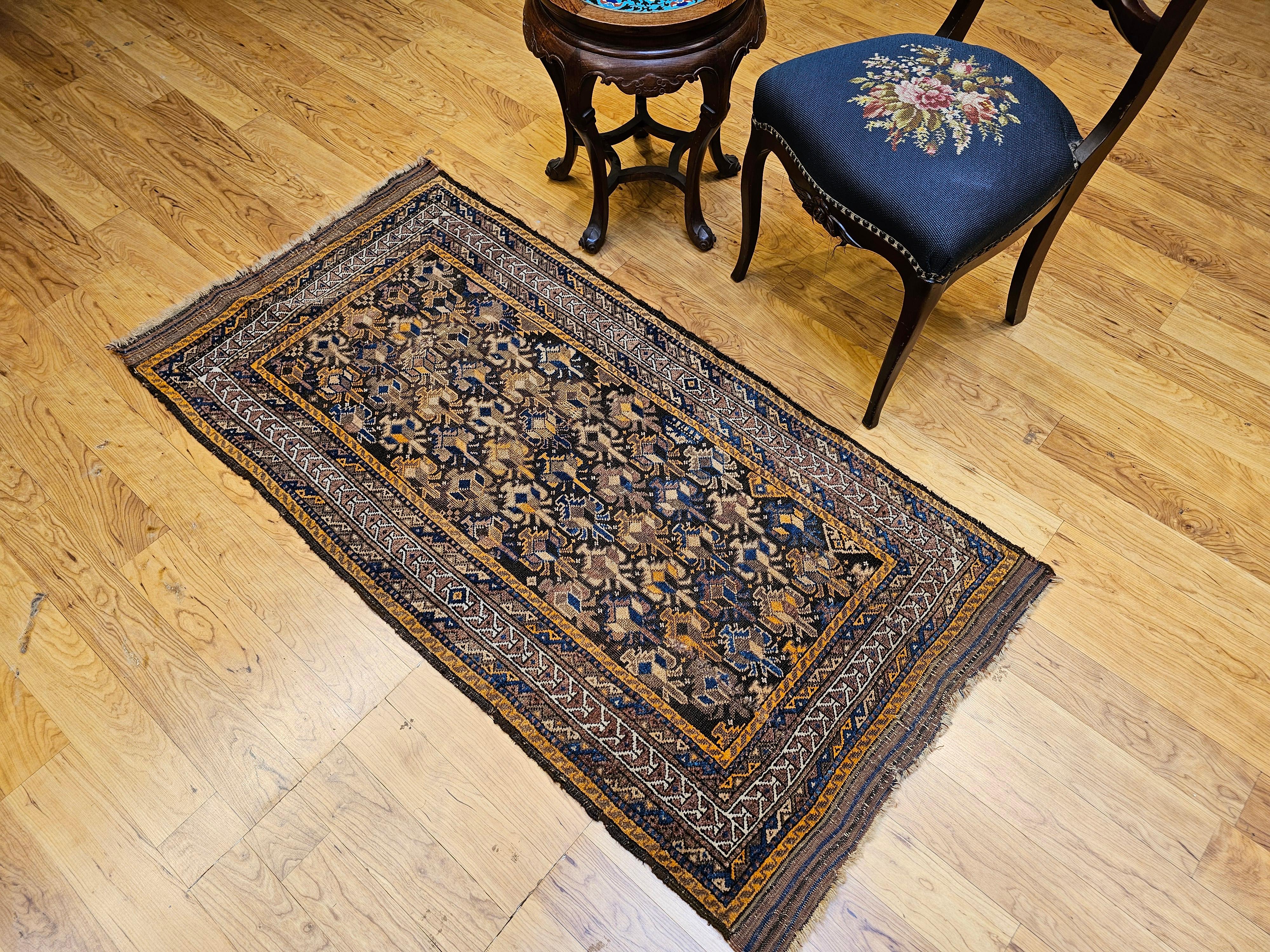 Tapis tribal Baluch du 19e siècle à motif géométrique all over en Brown, Tan en vente 12