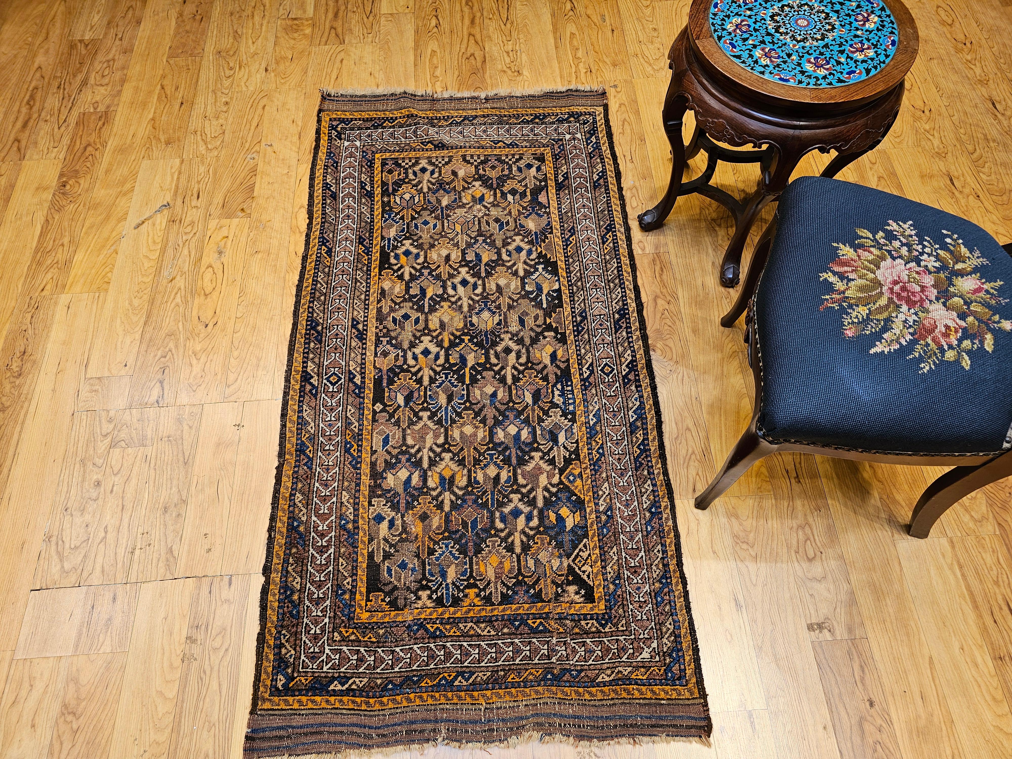Tapis tribal Baluch du 19e siècle à motif géométrique all over en Brown, Tan en vente 13