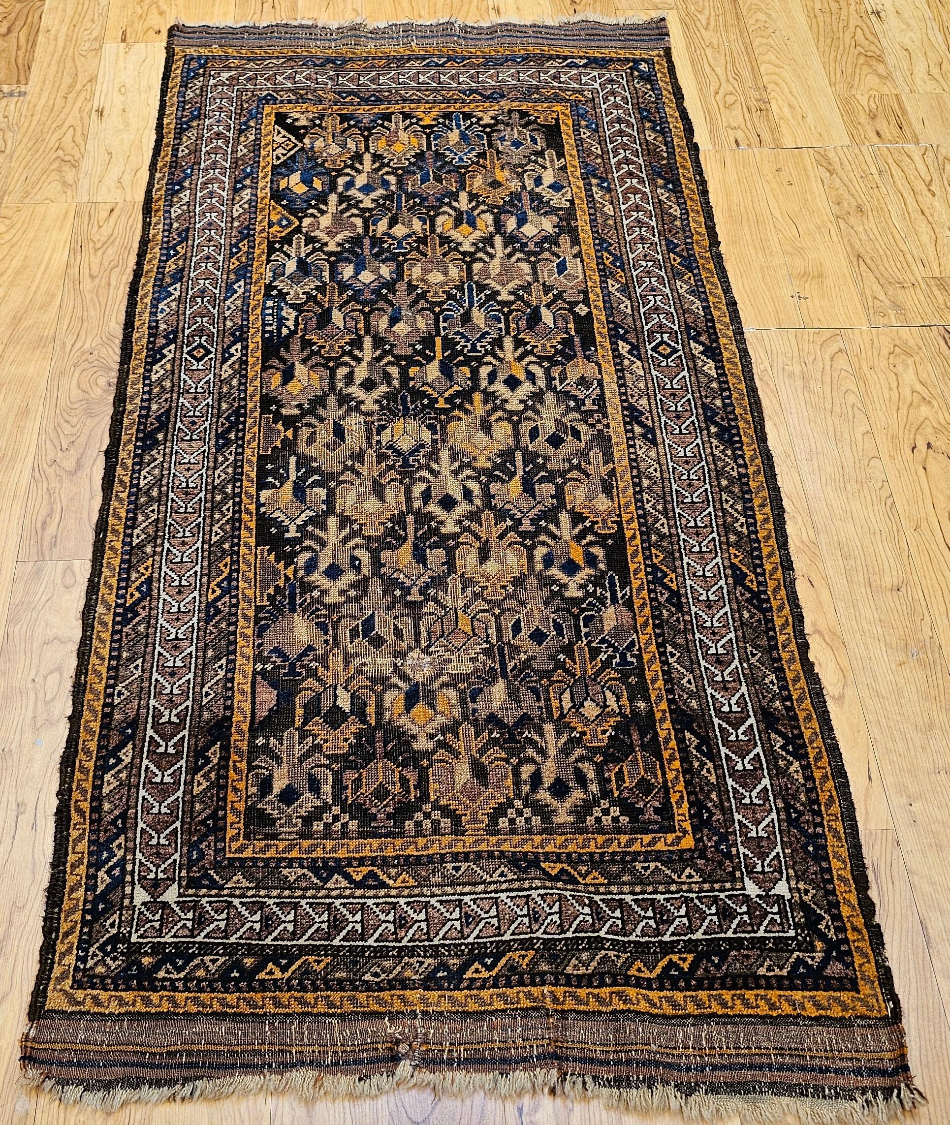 Cet exceptionnel tapis tribal vintage de Baluch datant de la fin des années 1800 présente un extraordinaire motif géométrique sur toute sa surface avec un effet visuel 