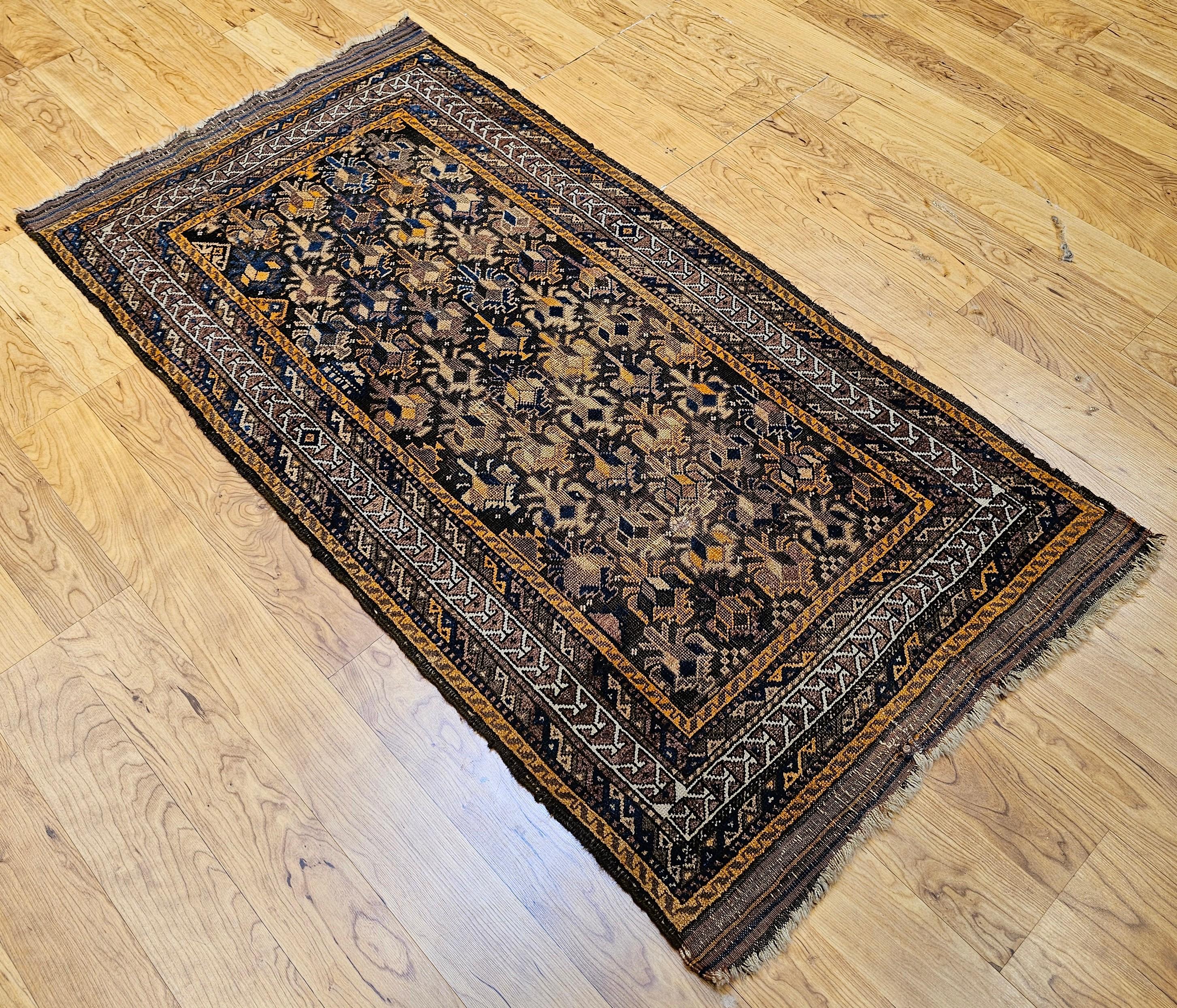 Afghan Tapis tribal Baluch du 19e siècle à motif géométrique all over en Brown, Tan en vente