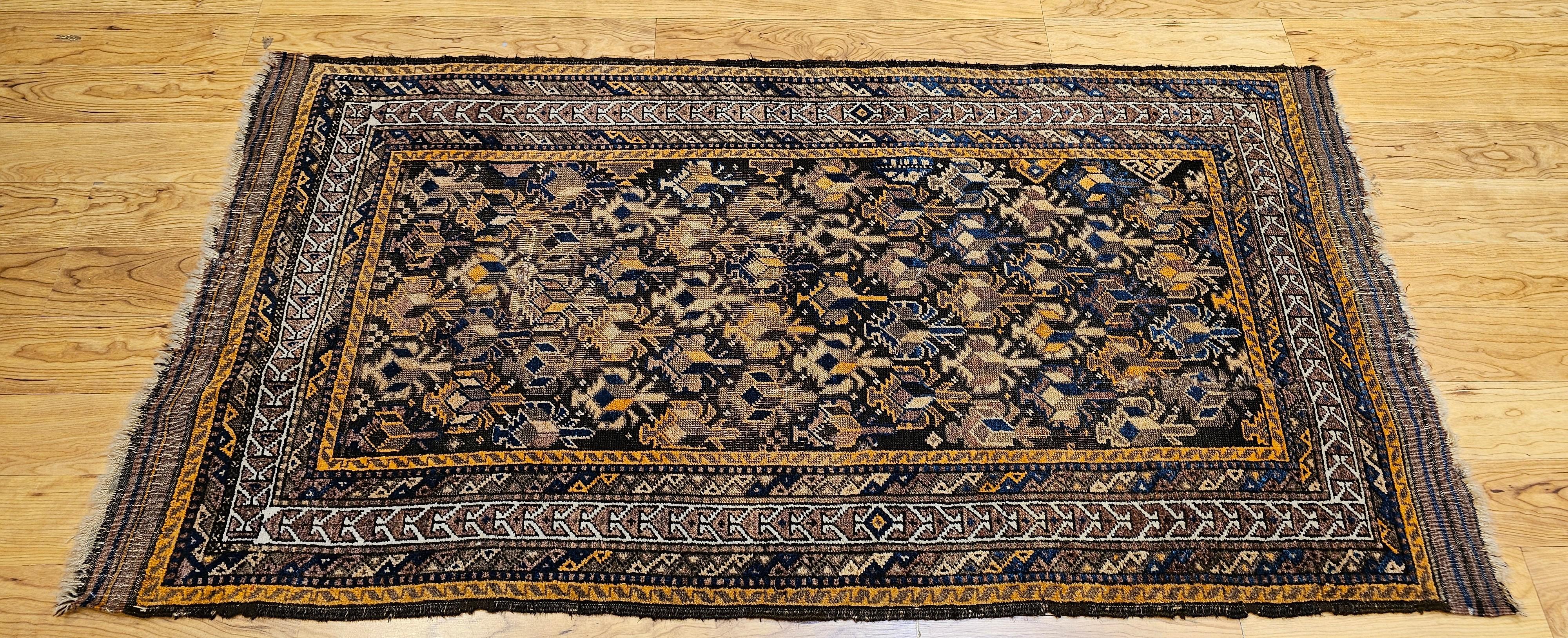 Teinture végétale Tapis tribal Baluch du 19e siècle à motif géométrique all over en Brown, Tan en vente
