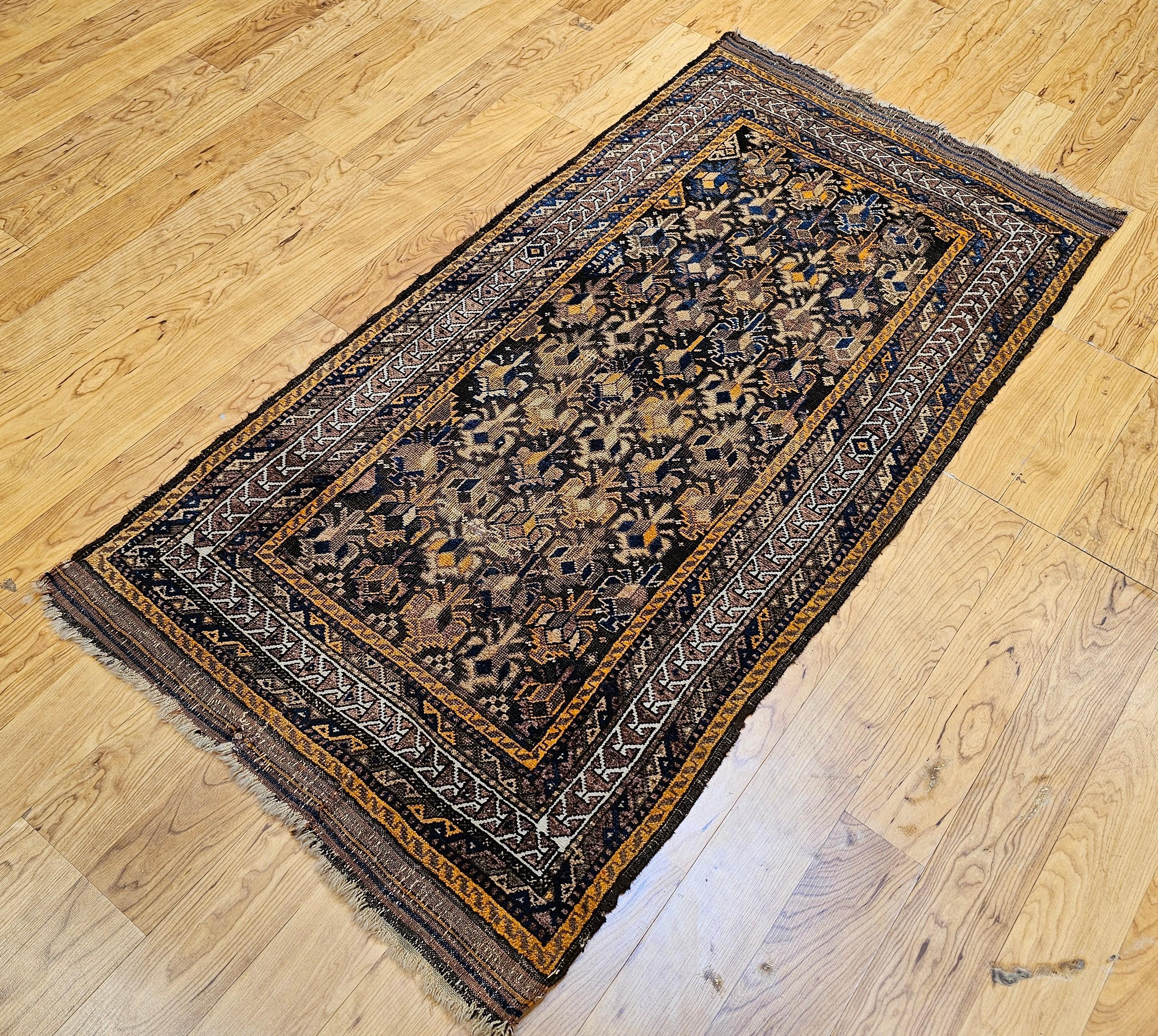 Tapis tribal Baluch du 19e siècle à motif géométrique all over en Brown, Tan Bon état - En vente à Barrington, IL