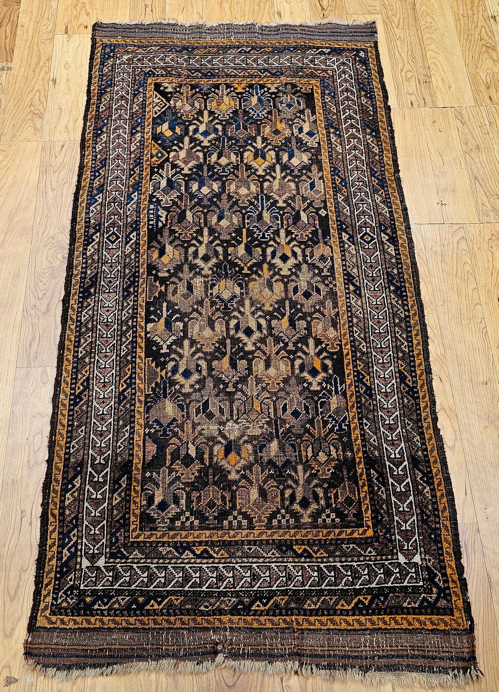 XIXe siècle Tapis tribal Baluch du 19e siècle à motif géométrique all over en Brown, Tan en vente