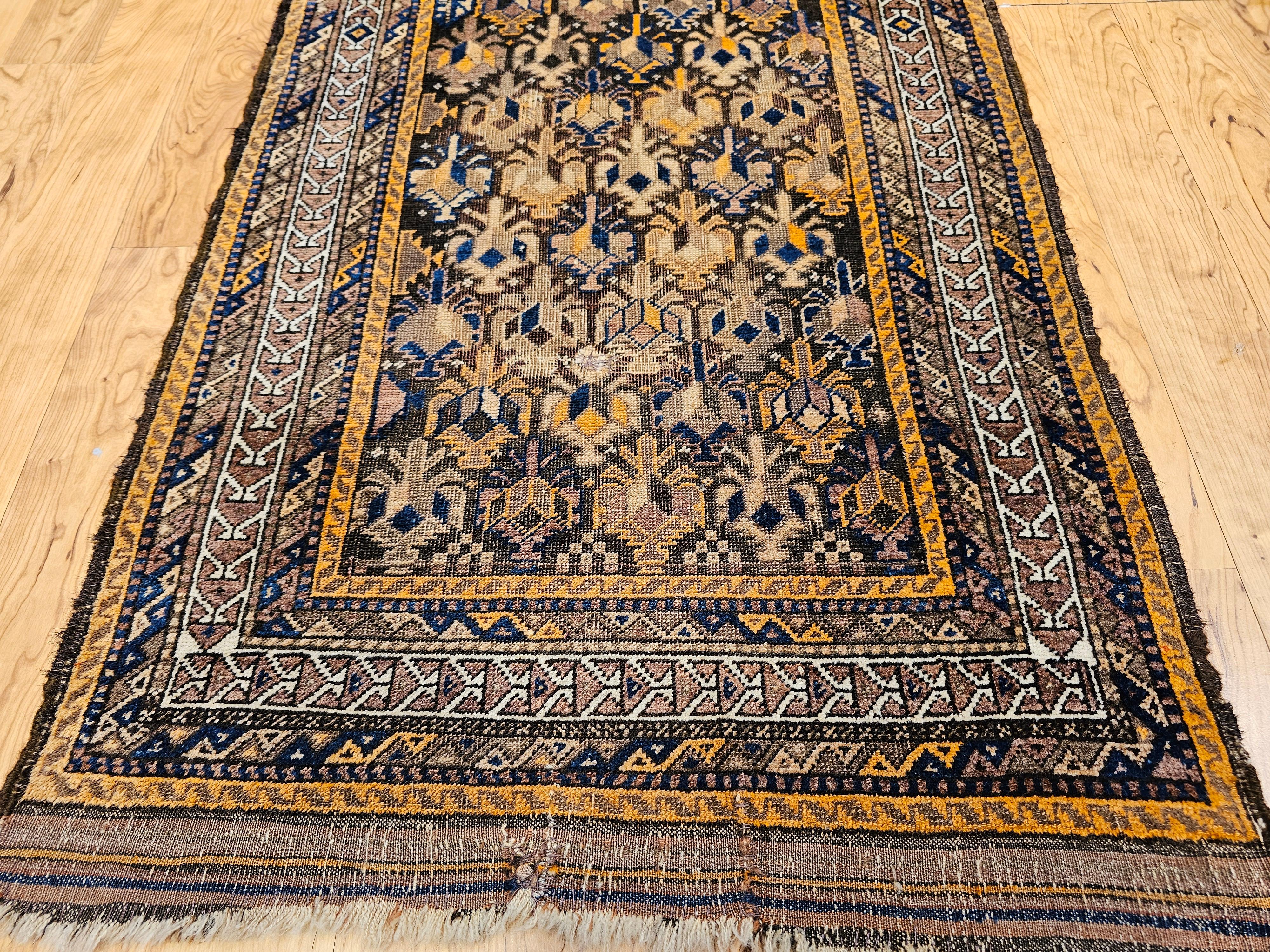Tapis tribal Baluch du 19e siècle à motif géométrique all over en Brown, Tan en vente 2