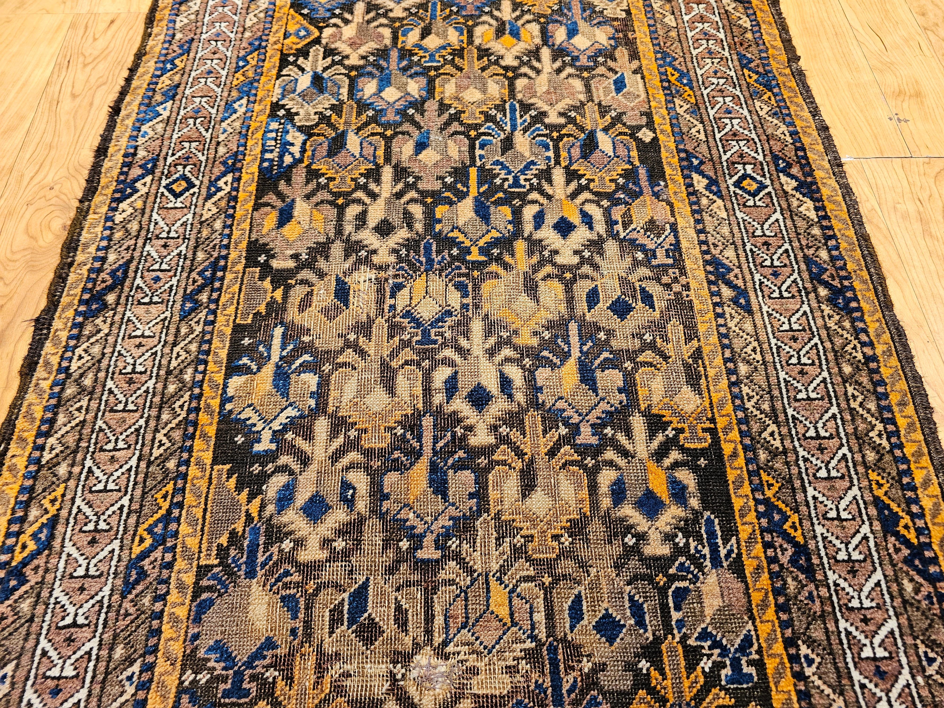 Tapis tribal Baluch du 19e siècle à motif géométrique all over en Brown, Tan en vente 1