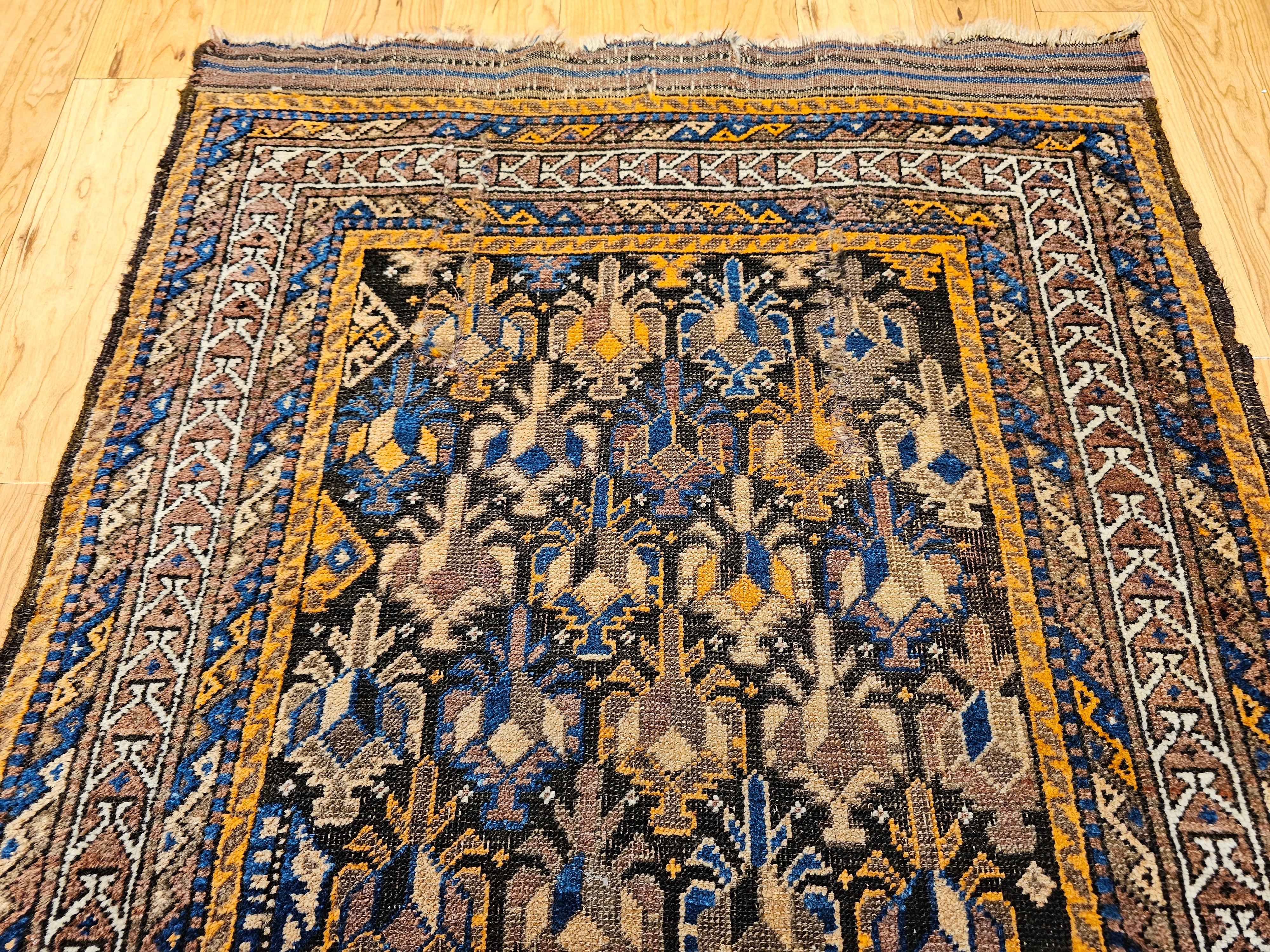 Laine Tapis tribal Baluch du 19e siècle à motif géométrique all over en Brown, Tan en vente