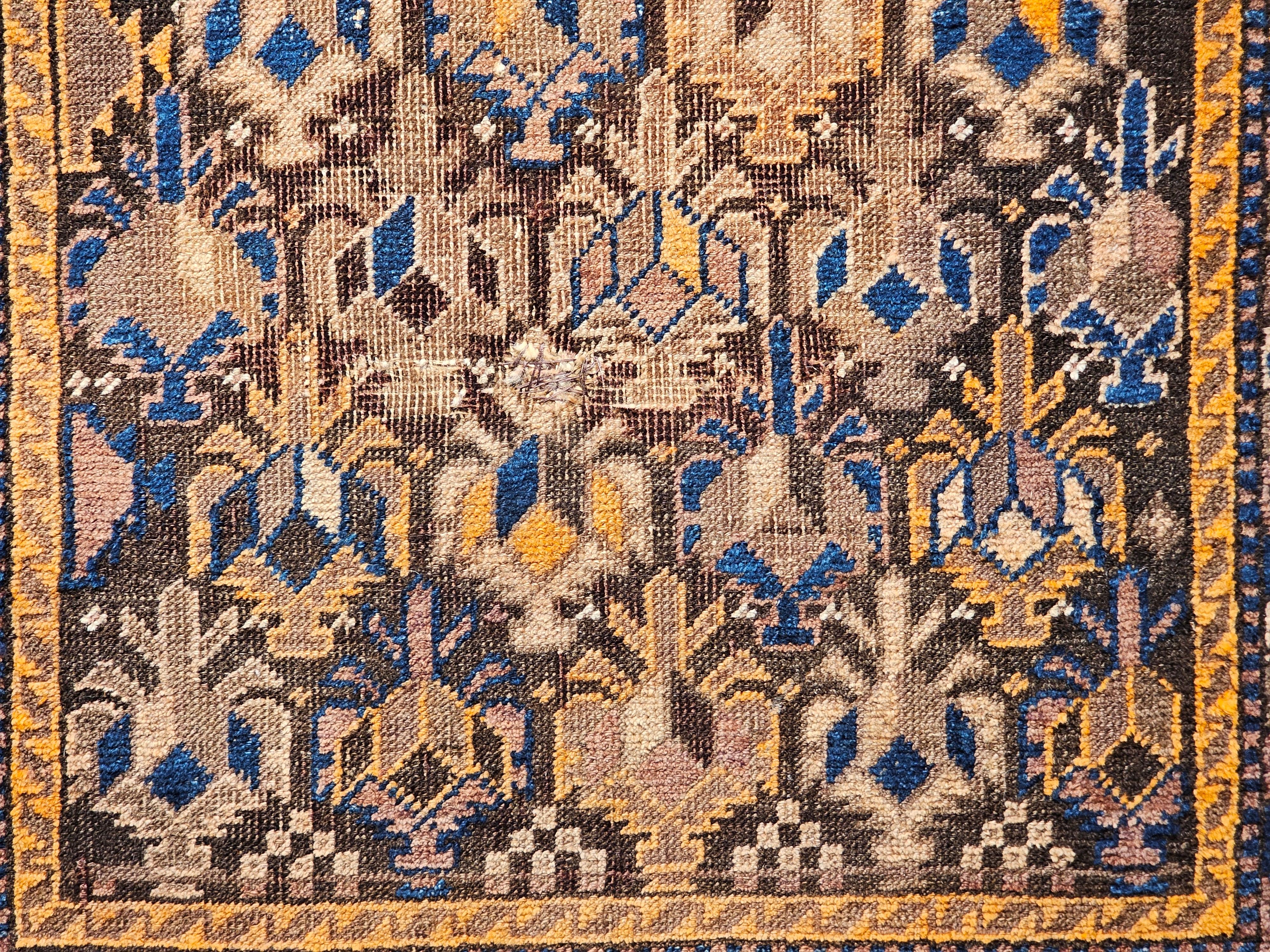 Tapis tribal Baluch du 19e siècle à motif géométrique all over en Brown, Tan en vente 6