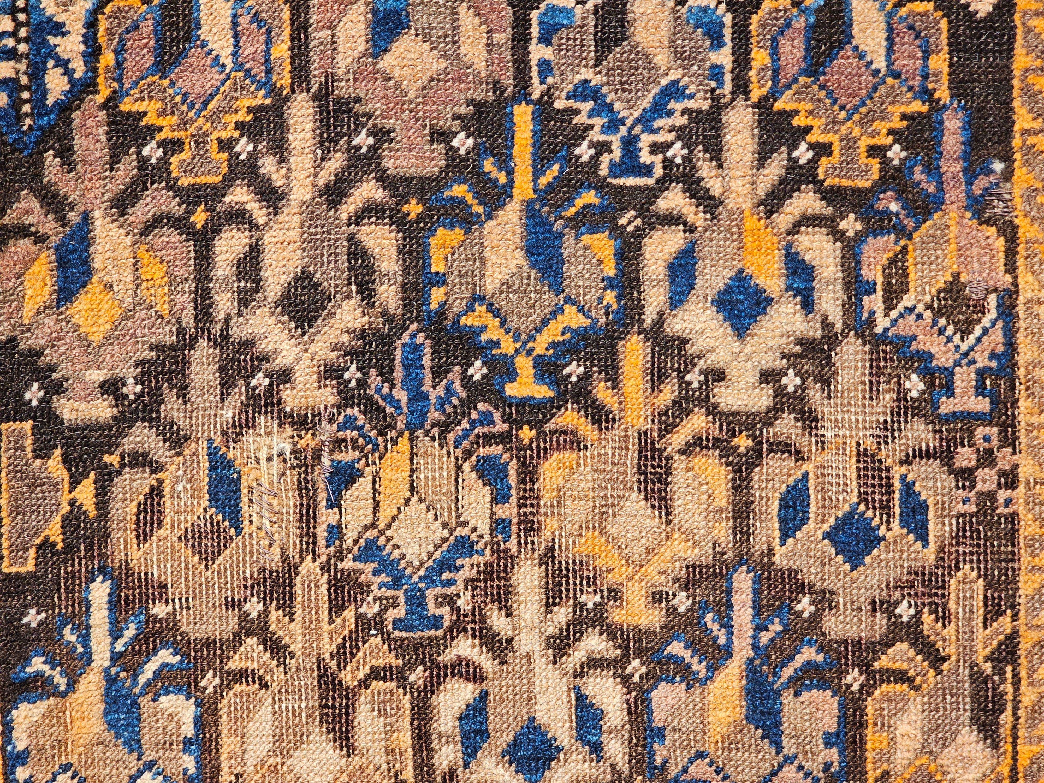 Tapis tribal Baluch du 19e siècle à motif géométrique all over en Brown, Tan en vente 7