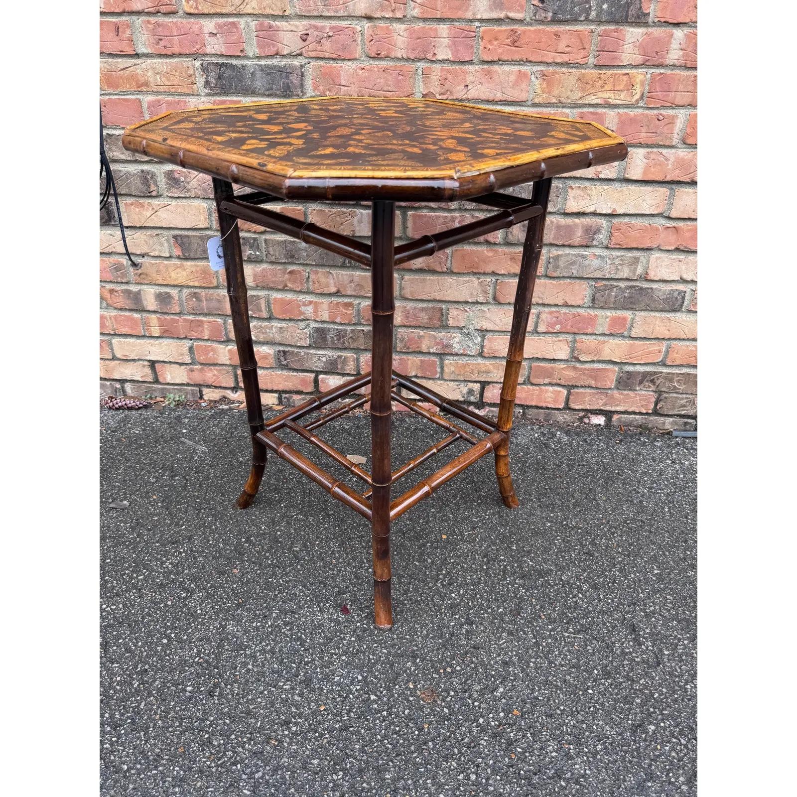 Mesa auxiliar de bambú decorada del siglo XIX Inglés en venta