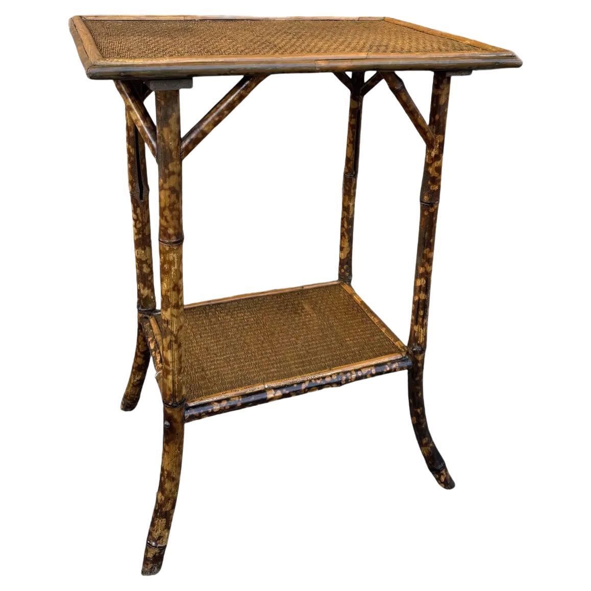 Mesa auxiliar de bambú del siglo XIX