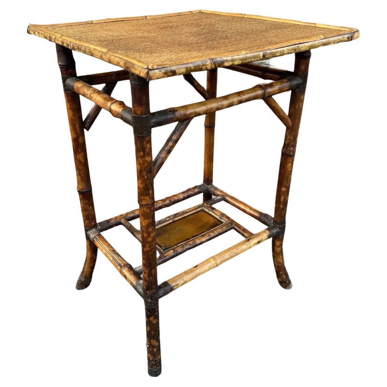 Mesa auxiliar de bambú del siglo XIX en venta