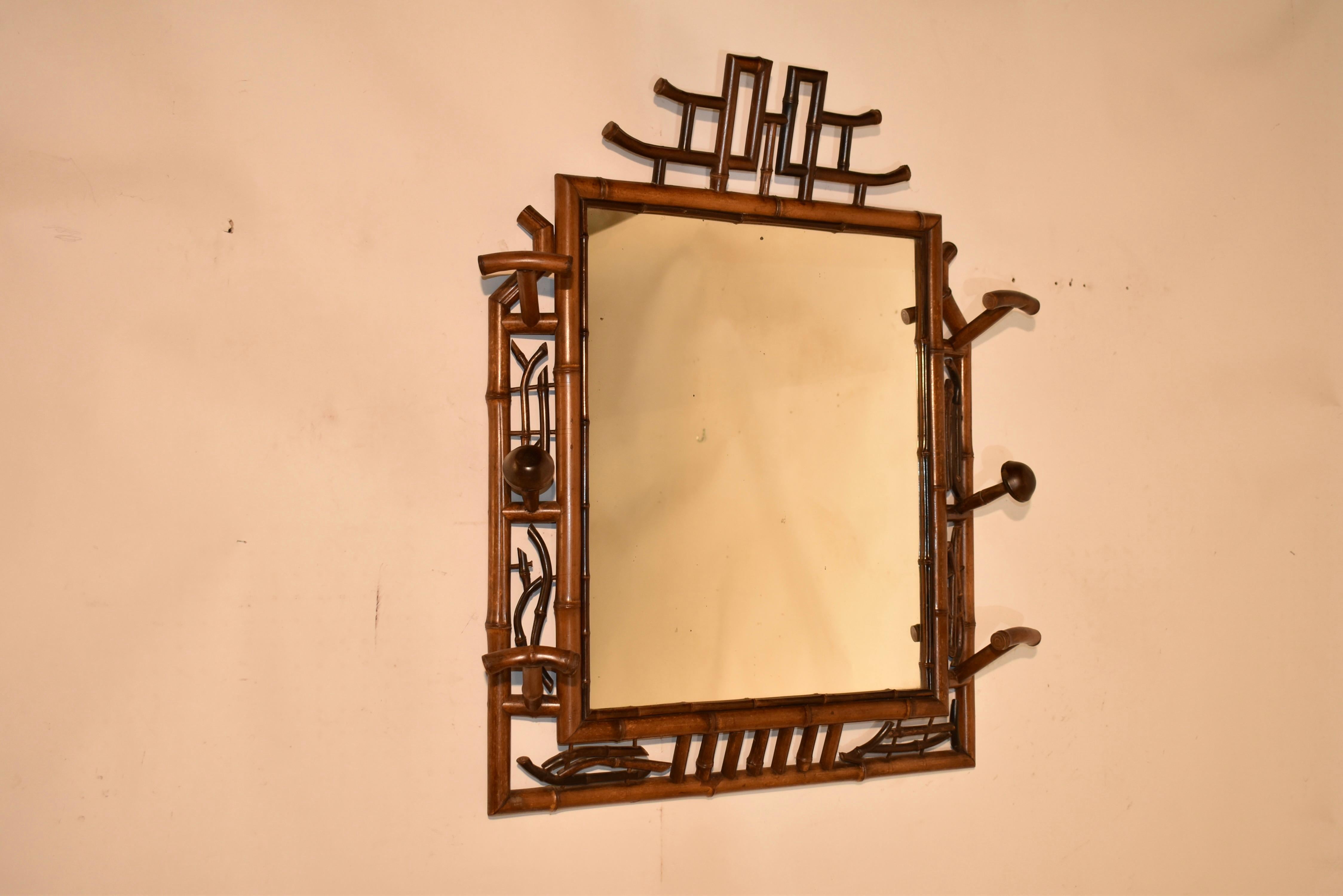 Espejo de pared de bambú del siglo XIX, procedente de Francia.  

La parte superior tiene un precioso dibujo de estilo Chippendale chino, tan popular en Europa a finales del siglo XIX.  Está sujeto a un marco sencillo que mantiene el espejo en su