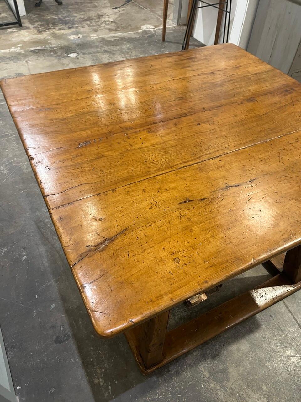 Table de banquier ou de marchand du 19e siècle avec une belle patine. La table d'harmonie est en bois fruitier à 4 plis et est construite avec des chevilles. Très belle !