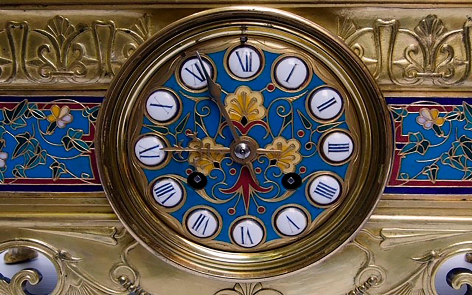Uhren-Set aus französischer Champleve-Emaille und vergoldeter Bronze von Barbedienne aus dem 19. Jahrhundert im Angebot 6