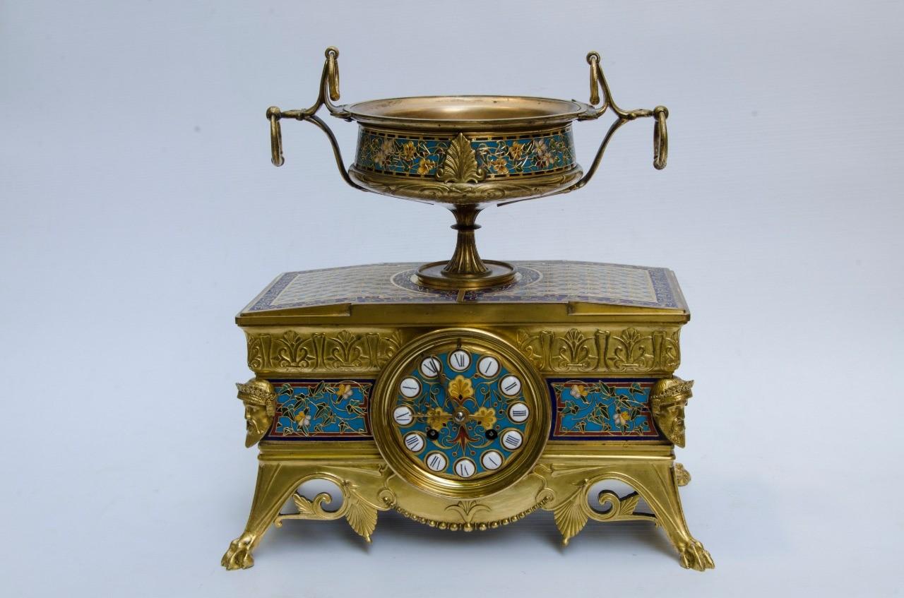 Uhren-Set aus französischer Champleve-Emaille und vergoldeter Bronze von Barbedienne aus dem 19. Jahrhundert
Ein feines dreiteiliges französisches Uhrenset aus dem 19. 
Bestehend aus einer Uhr und einem Paar Kandelaber, alle aus vergoldeter Bronze