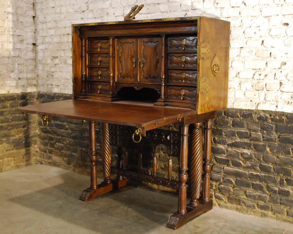 Antique 19th century Baroque Spanish Desk ‘Bargueño’ in solid walnut  For Sale 6