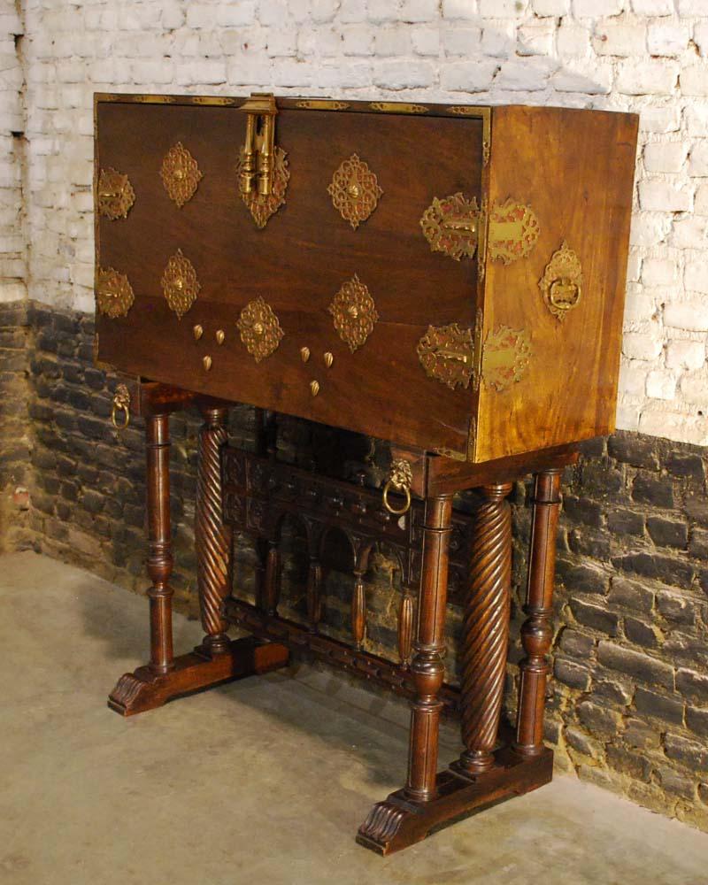 Antique 19th century Baroque Spanish Desk ‘Bargueño’ in solid walnut  In Good Condition For Sale In Casteren, NL