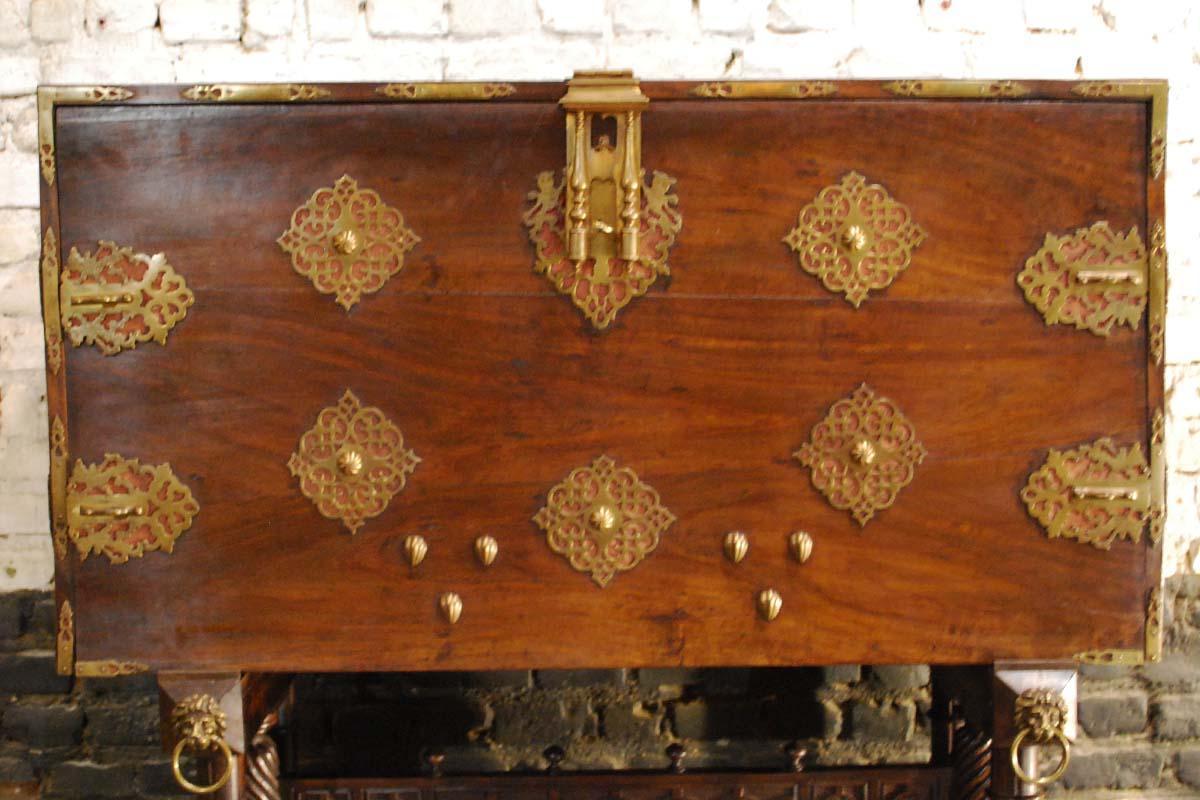 Antique 19th century Baroque Spanish Desk ‘Bargueño’ in solid walnut  For Sale 1