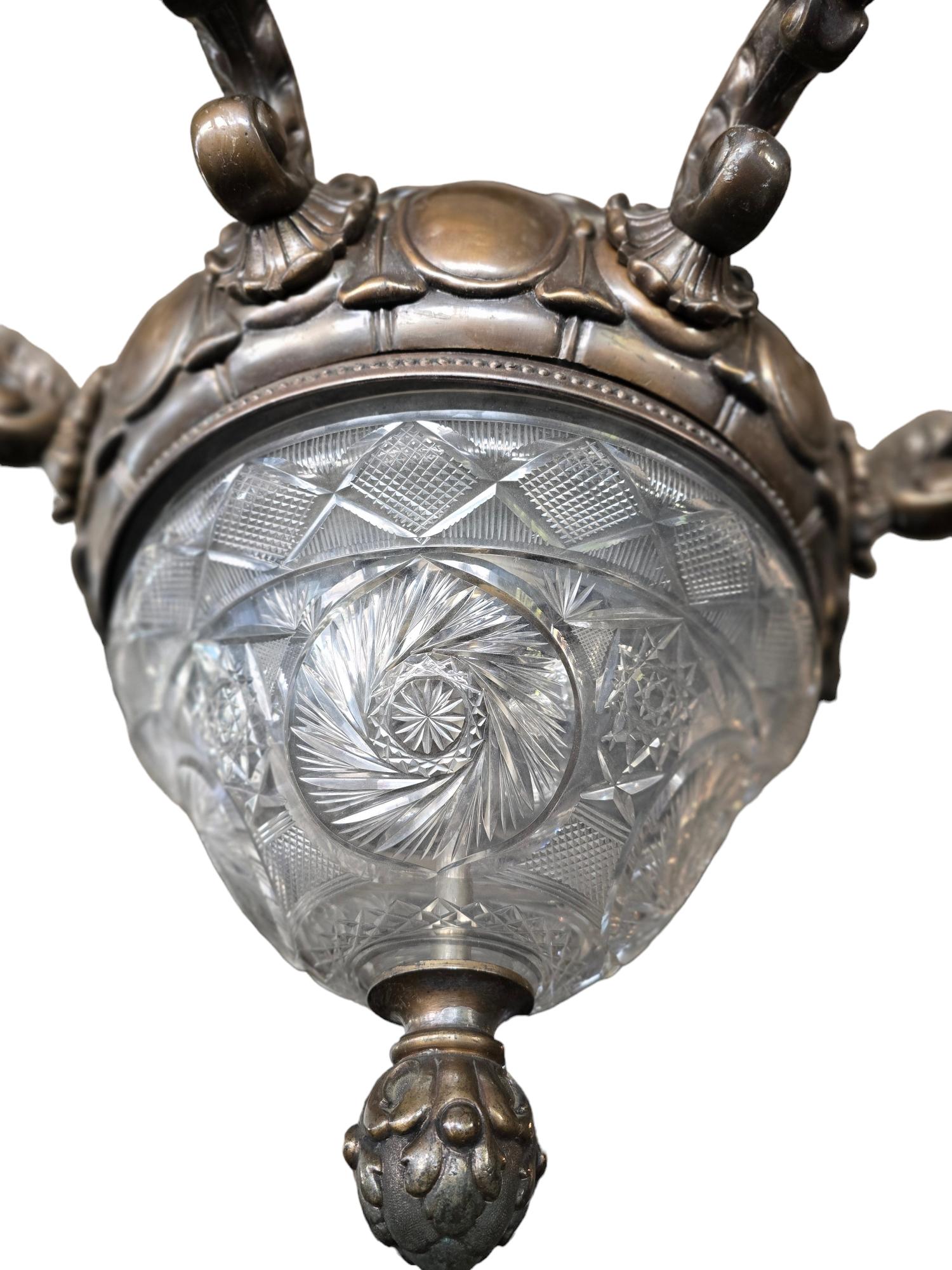 Ez egy hihetetlen impozáns barokk stílusban bronz csillár.
Mindent üveg részét/ lámpaernyő megvan.
Újra volt vezetékévé.
