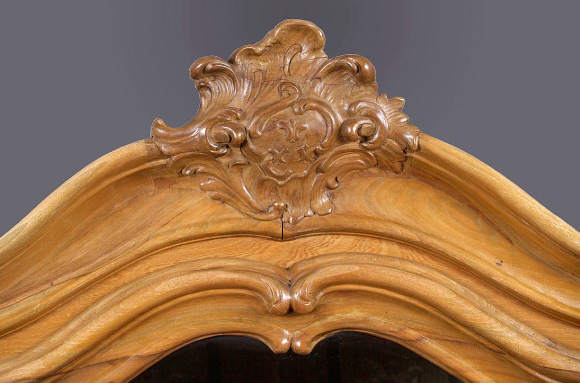 European 19th Century Baroque Carved Vitrine For Sale