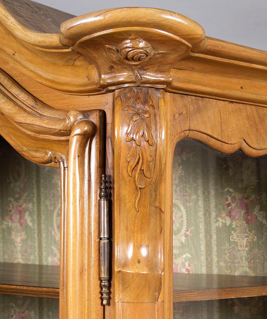 Veneer 19th Century Baroque Carved Vitrine For Sale