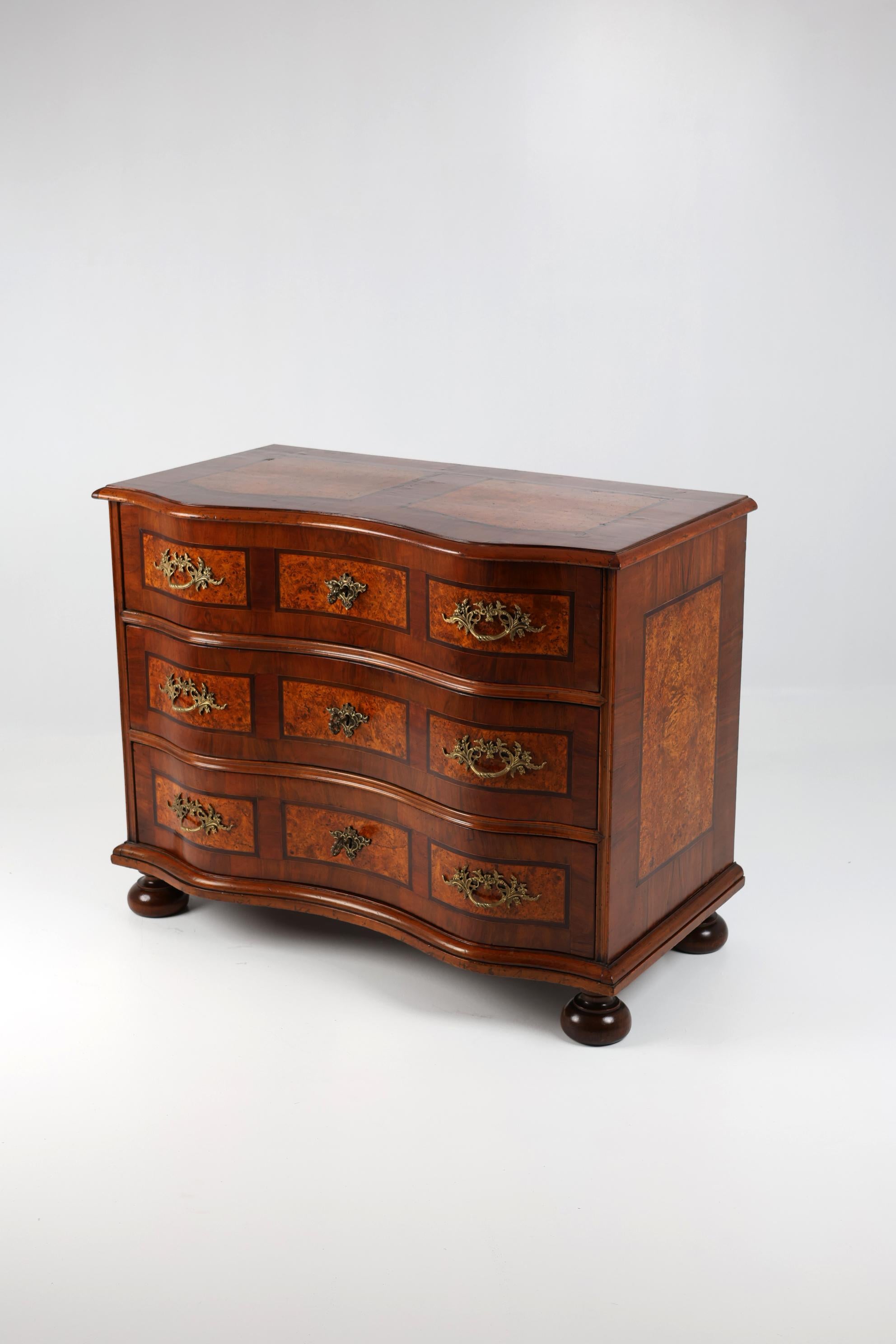 Allemand Commode baroque du 19e siècle en bois de ronce en vente