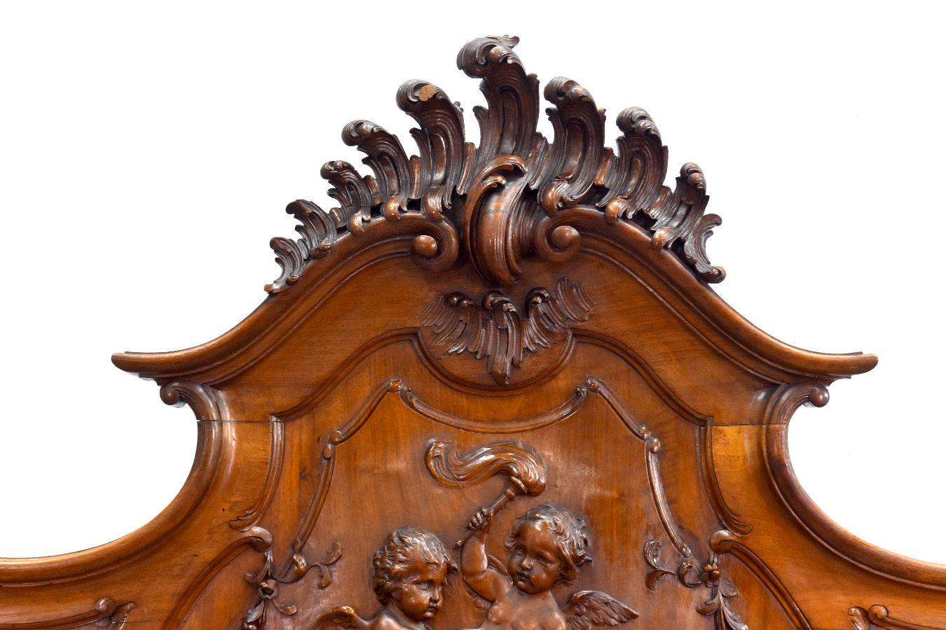 Barockes Bett im Louis-XV-Stil des 19. Jahrhunderts aus Walnussholz mit geschnitzten Putten im Angebot 1